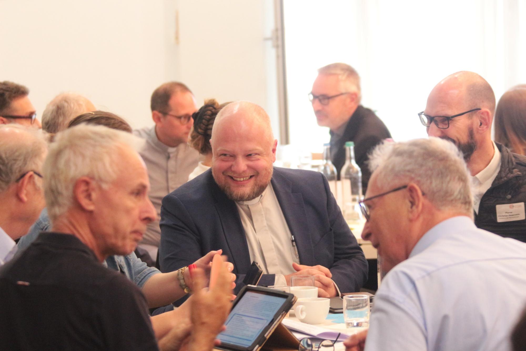 Mainz, 12. September 2026: Generalvikar Dr. Sebastian Lang im Gespräch bei der Diözesanversammlung.