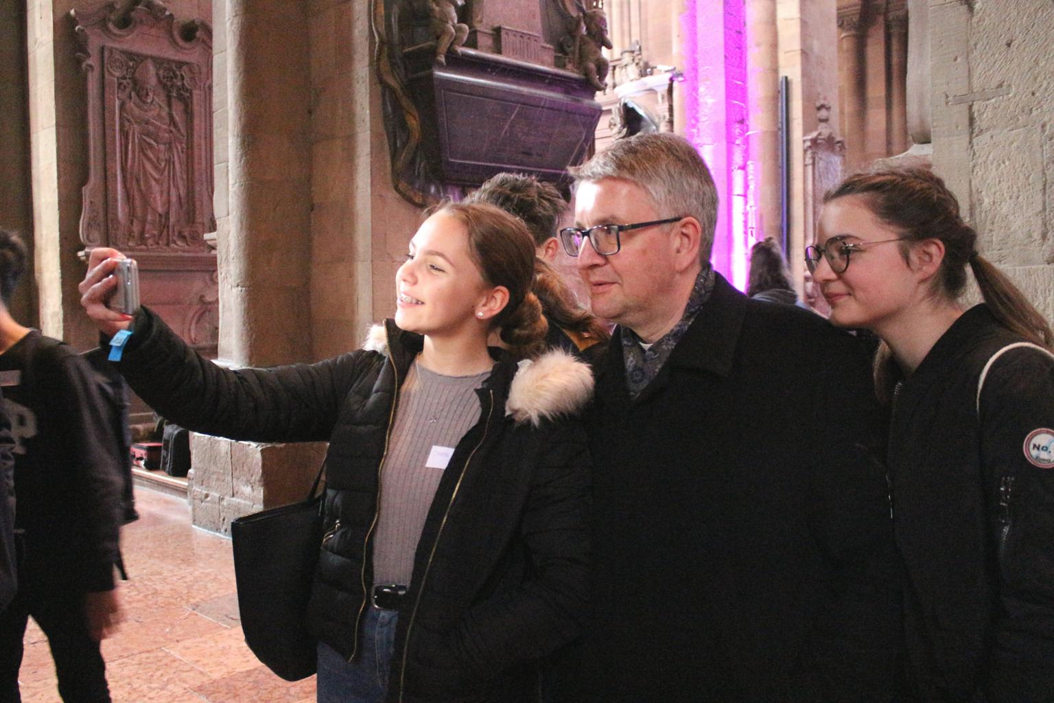 Mainz, 13. April 2019: Der Firmlingstag bot auch die Möglichkeit für Selfies mit dem Mainzer Bischof Peter Kohlgraf. (c) Bistum Mainz / Blum