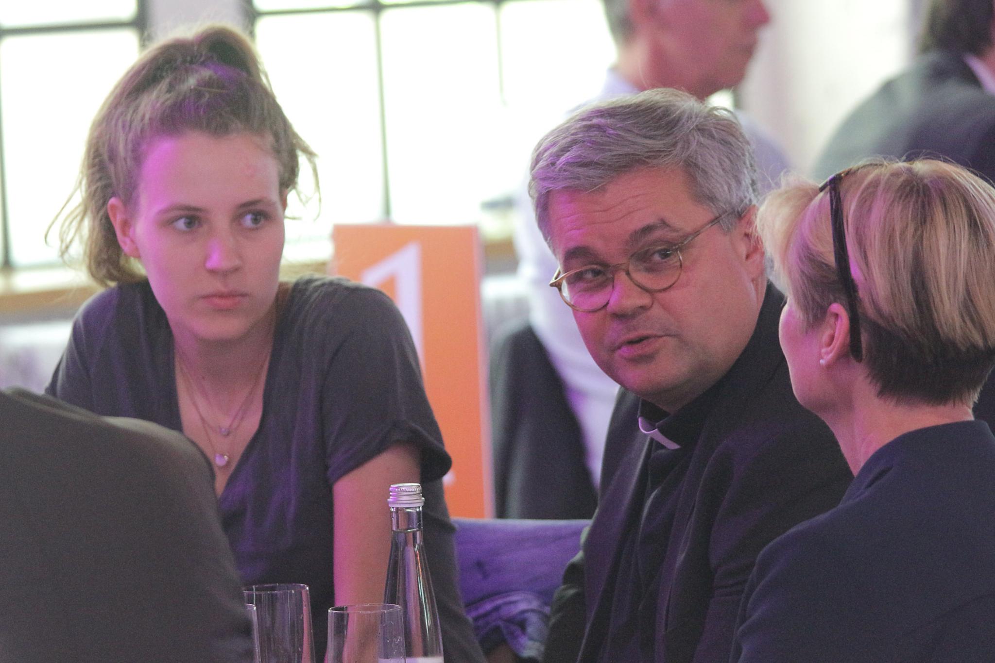 Mainz, 1. Juni 2019: Auch Weihbischof Dr. Udo Markus Bentz diskutierte in den Tischgruppen mit.