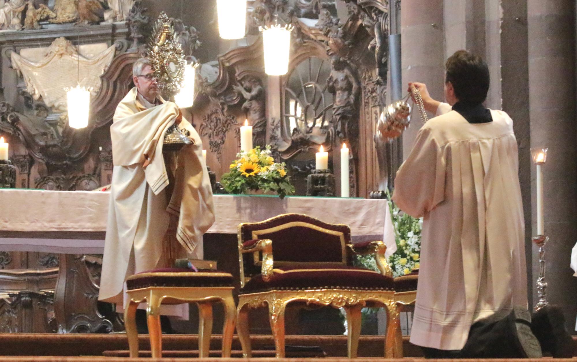 Mainz, 11. Juni 2020: ZUm Abschluss des Fronleichnamsgottesdienstes spendete Bischof Peter Kohlgraf den eucharistischen Segen mit der Monstranz.
