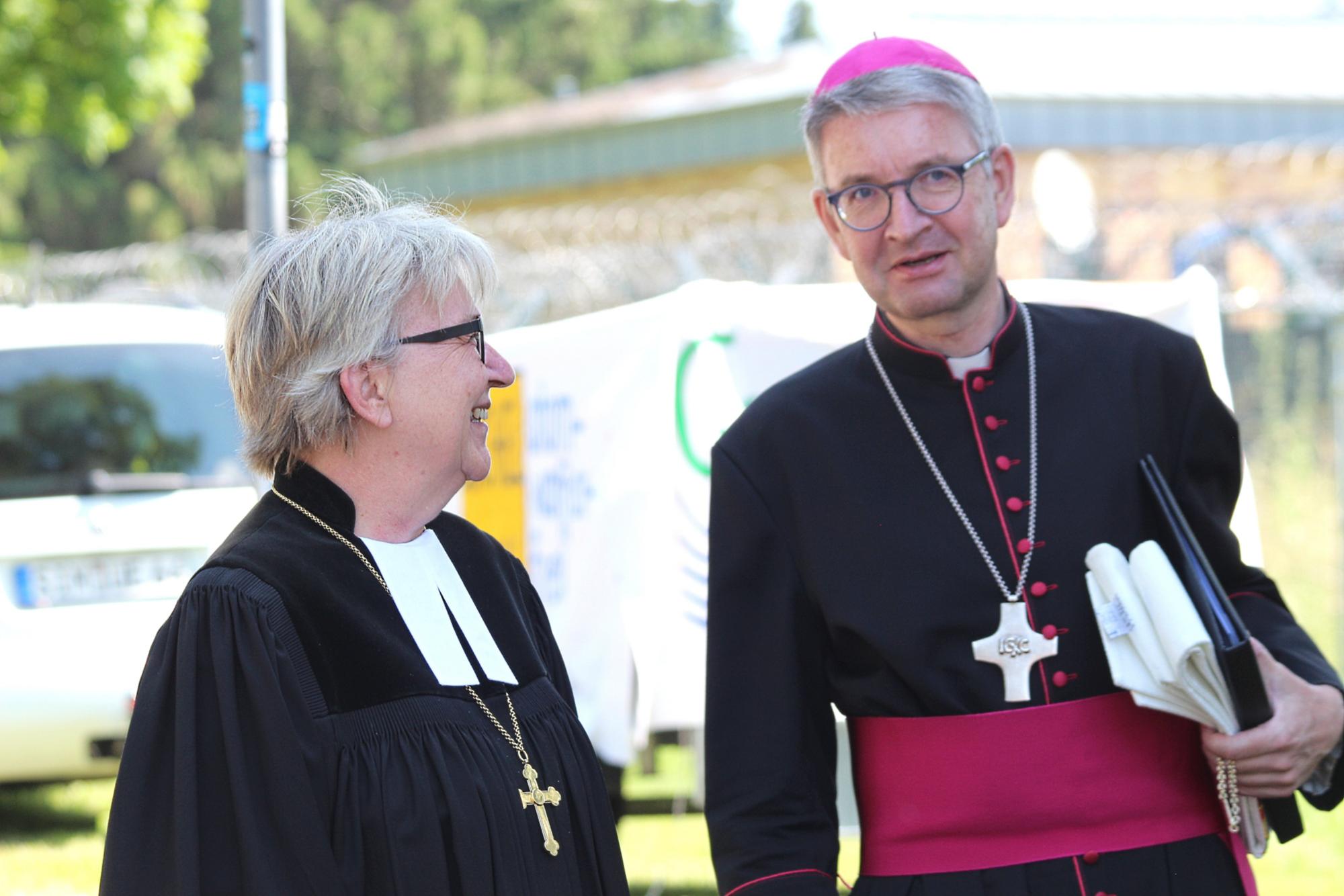 Büchel, 3. Juli 2021: Bischof Peter Kohlgraf im gespräch mit Kirchenpräsidentin Dorothee Wüst. (c) Bistum Mainz / Blum