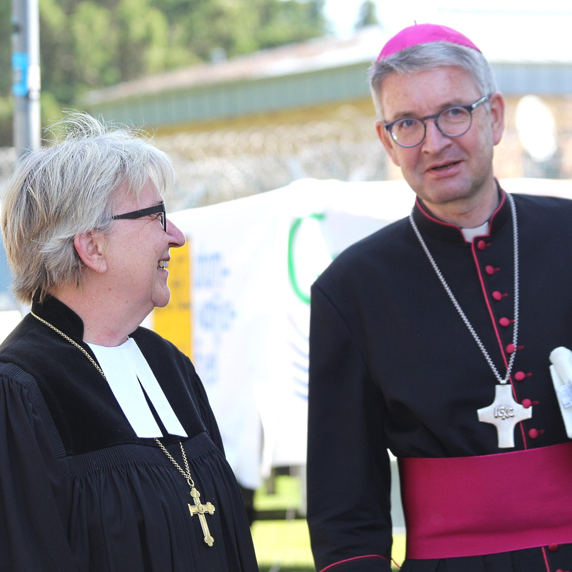 Büchel, 3. Juli 2021: Bischof Peter Kohlgraf im gespräch mit Kirchenpräsidentin Dorothee Wüst.