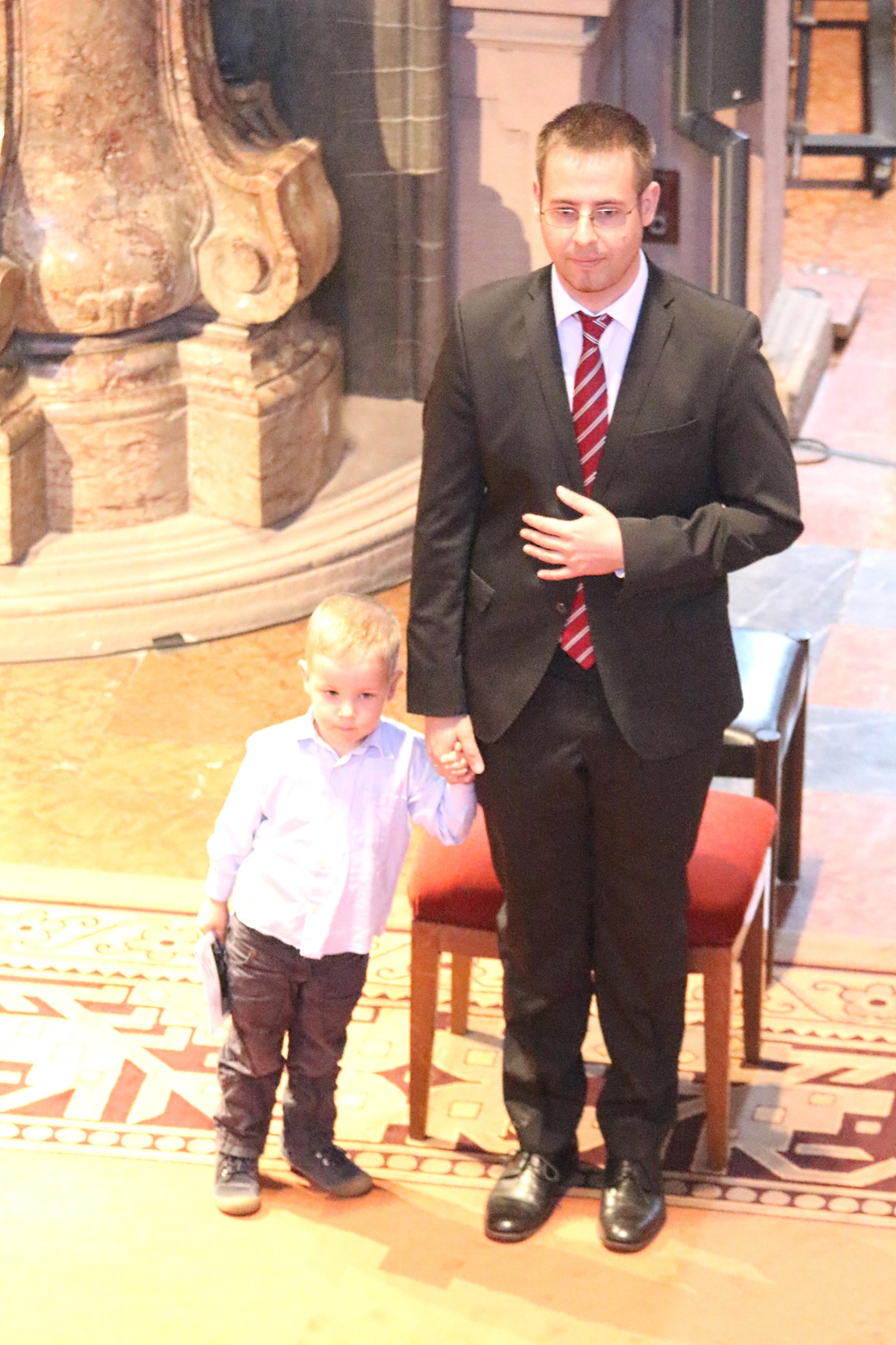 Mainz, 4. September 2021: Eines der vier Kinder von Dominique Humm hat es während des Gottesdienstes nicht auf seinem eigenen Platz gehalten.