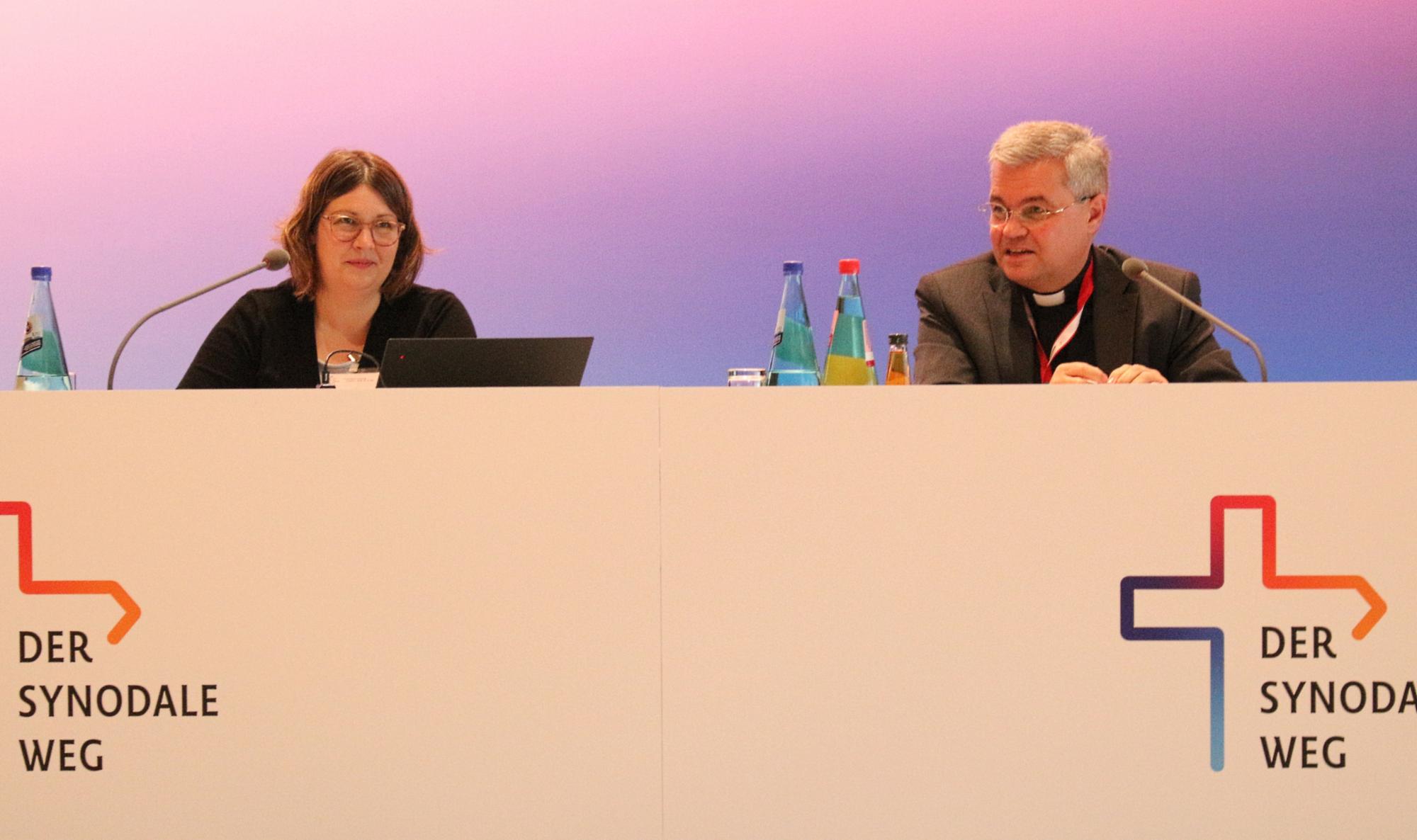 Weihbischof Dr. Udo Markus Bentz moderierte auf der Zweiten Synodalversammlung (c) Bistum Mainz/Blum