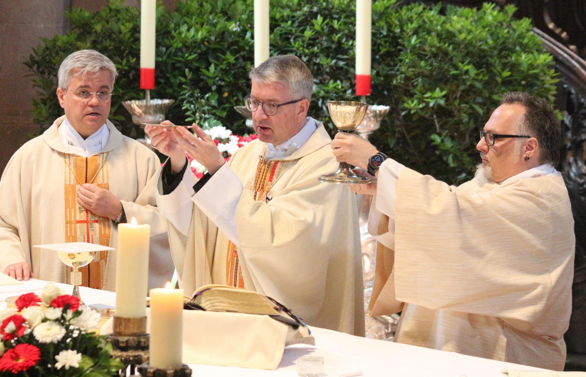 Mainz, 4. Juni 2022: Thomas Ferdinand (rechts) bei der Eucharistiefeier mit Weihbischof Dr. Udo Markus Bentz (links) und Bischof Peter Kohlgraf. (c) Bistum Mainz / Blum