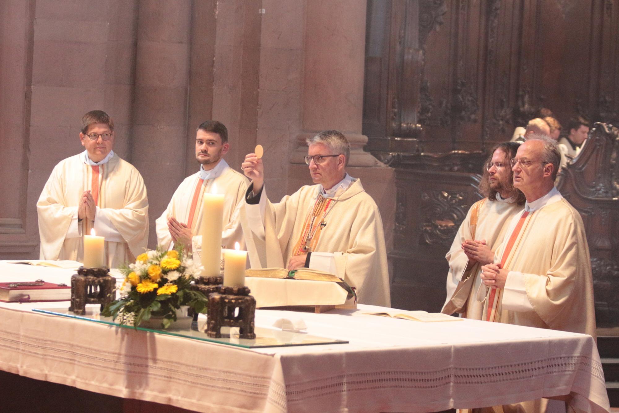 Mainz, 16. Juli 2022: Neupriester Moritz Gerlach (zweiter von links) am Altar mit Bischof Kohlgraf und den Konzelebranten. (c) Bistum Mainz / Blum