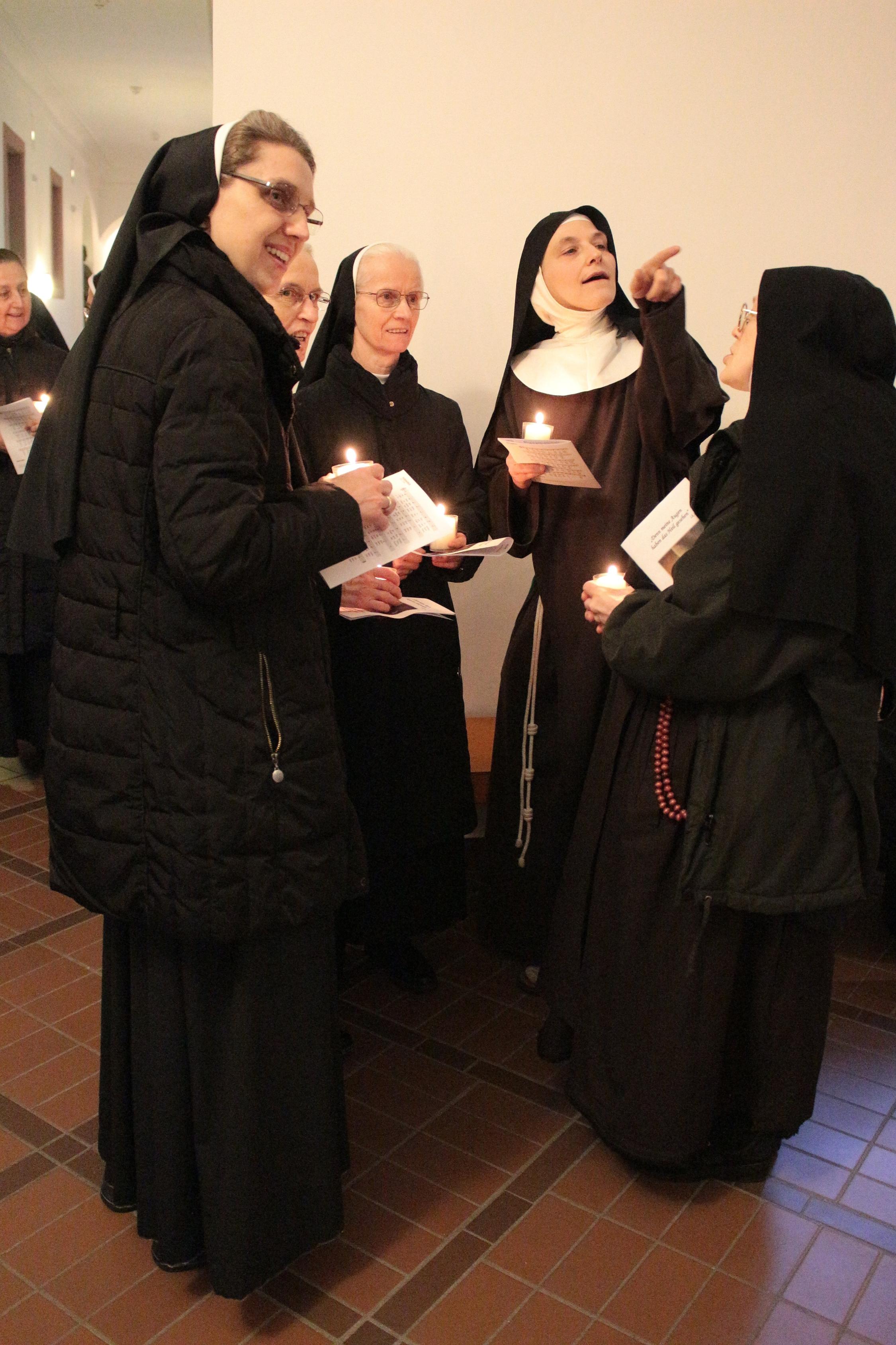 Mainz, 2. Februar 2023: Kerzenweihe beim 'Tag des geweihten Lebens' im Kreuzgang des Mainzer Priesterseminars.