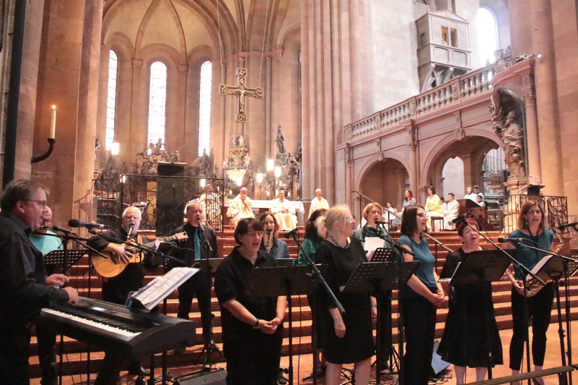 Mainz, 1. Juli 2023: Musikalisch gestaltet wurde der Gottesdienst neben dem Mainzer Domorganisten, Professor Daniel Beckmann, auch von der Musik- und Gesangsgruppe Rückenwind. (c) Bistum Mainz / Blum