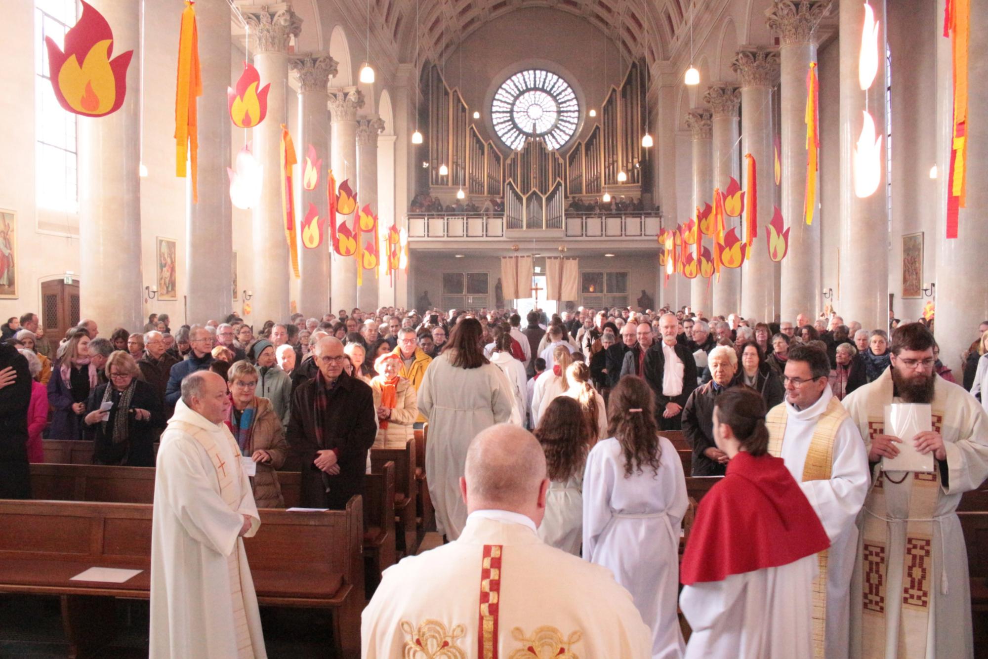 Bensheim, 12. Januar 2025: Auszug beim Gründungsgottesdienst der Pfarrei Heilig Geist an der Bergstraße mit Generalvikar Dr. Sebastian Lang in der Kirche St. Georg, (c) Bistum Mainz / Blum