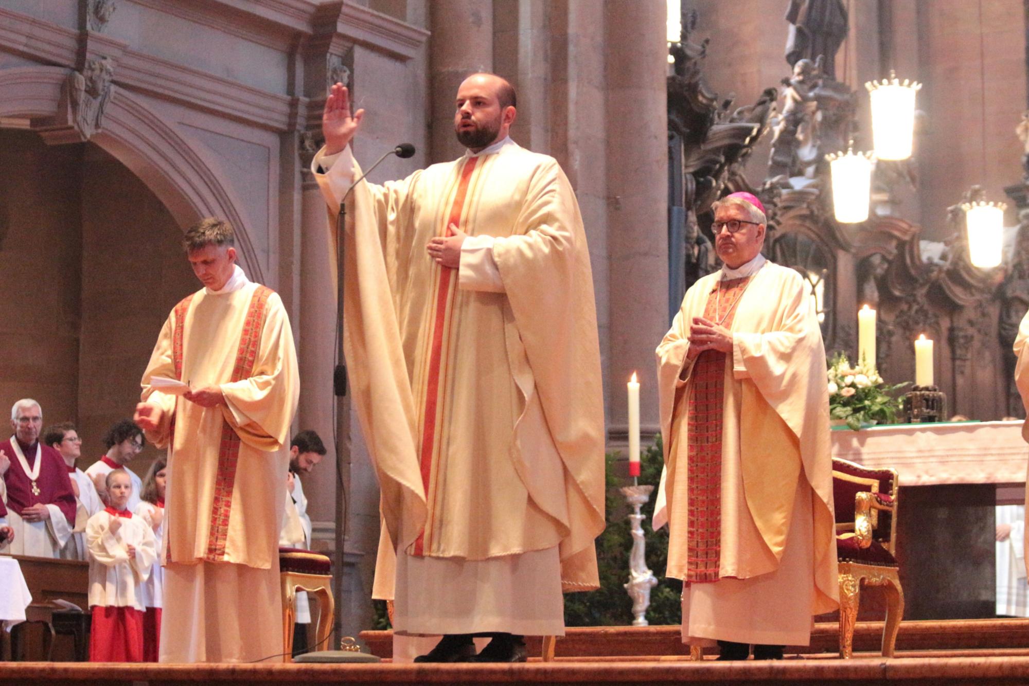 Mainz, 28. Juni 2025: Am Ende des Weihegottesdienstes spendete Neupriester Thomas Kettel den Primizsegen. (c) Bistum Mainz / Blum