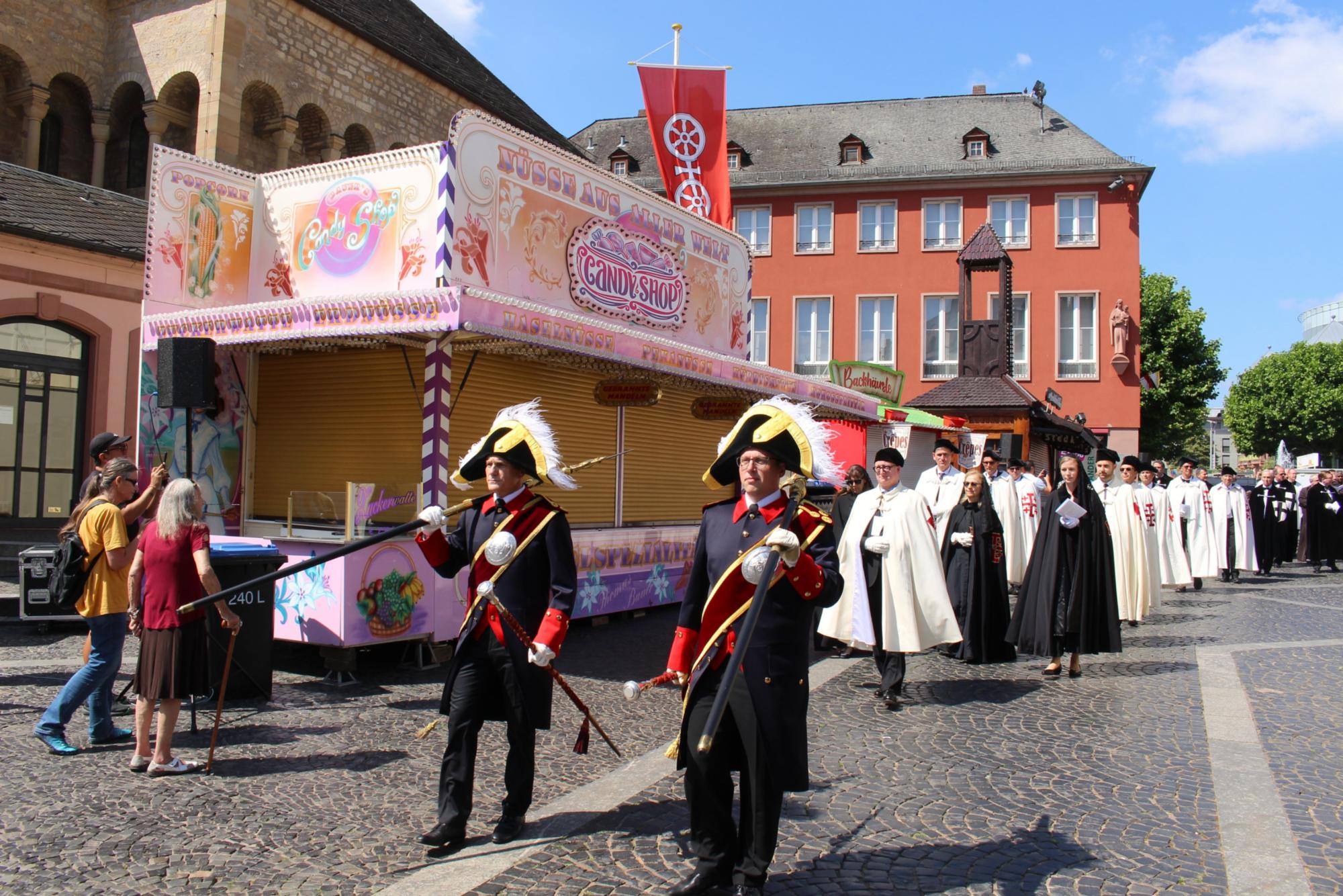 Mainz, 19. Juni 2025: Bei der Fronleichnamsprozession reihten sich die Ritter vom Heiligen Grab zu Jerusalem und die Familiaren des Deutschen Ordens hinter den Domschweizern ein. (c) Bistum Mainz / Blum