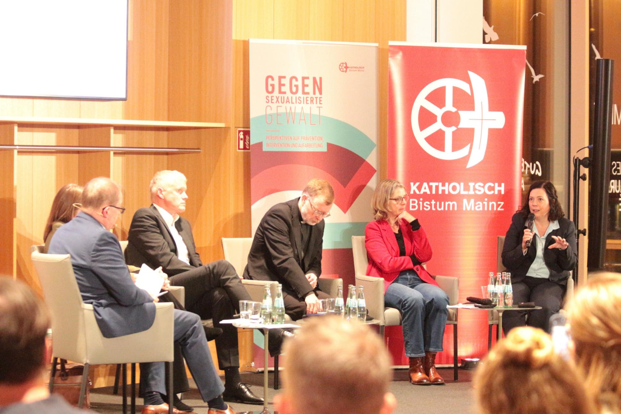 Mainz, 25. September 2025: Das Podium gegen sexualisierte Gewalt mit der Bevollmächtigten Stephanie Rieth fand im Restaurant des Mainzer Landtages statt. (c) Bistum Mainz / Blum