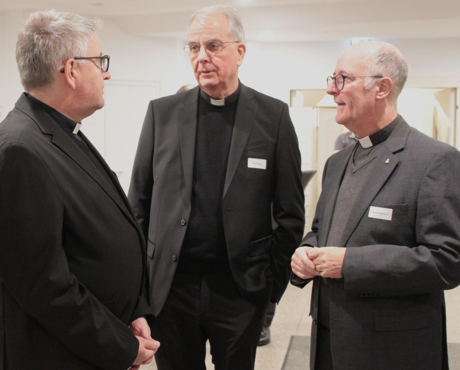 Mainz, 11. November 2025 (v.l.n.r.): Der Mainzer Bischof Peter Kohlgraf, Weihbischof Jörg Peters aus Trier und Generalvikar Guido Assmann aus Köln beim St. Martinsempfang. (c) Bistum Mainz / Blum
