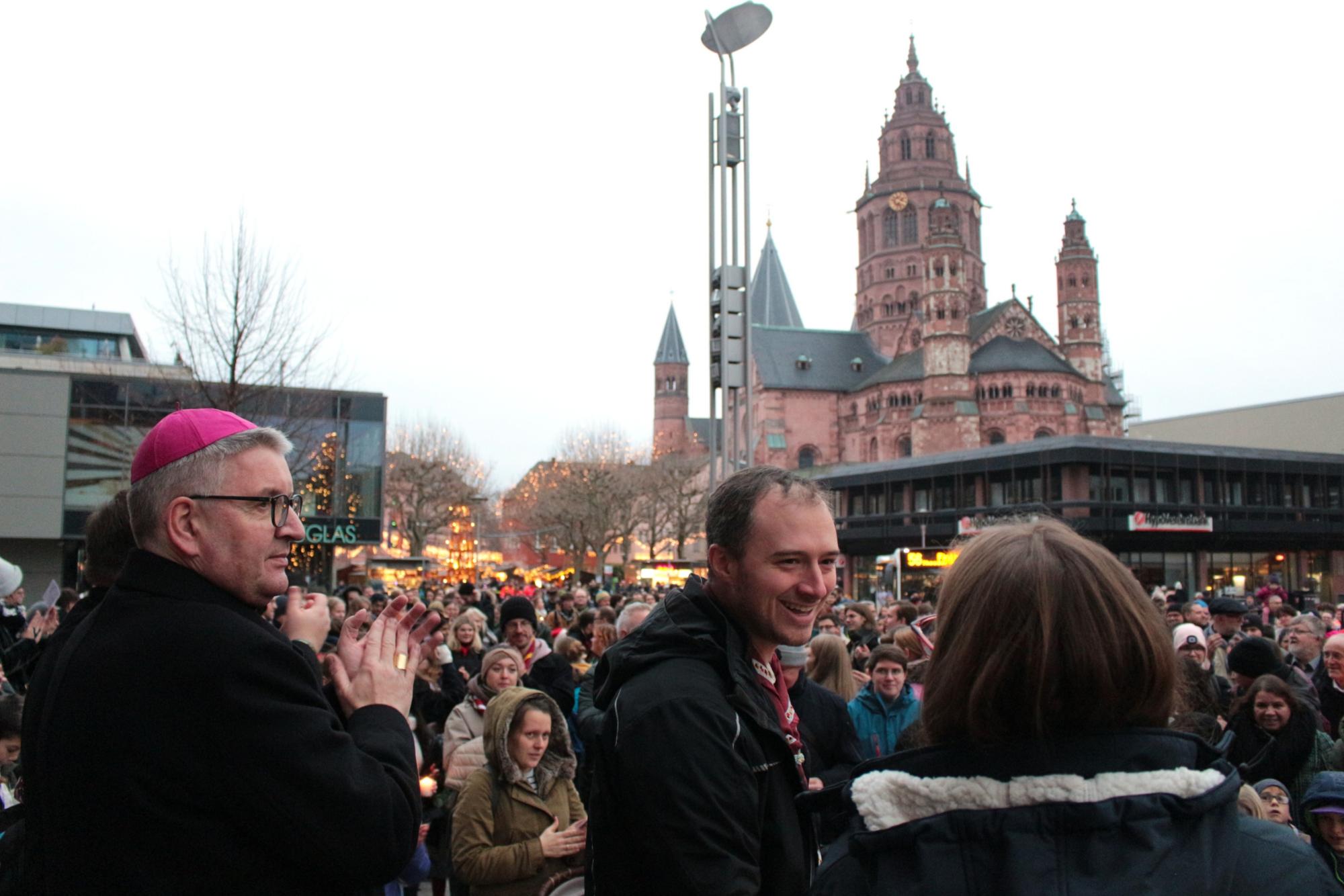 Mainz, 14. Dezember 2025: Zum Abschluss sangen die Pfadfinder vor dem Mainzer Staatstheater gemeinsam 