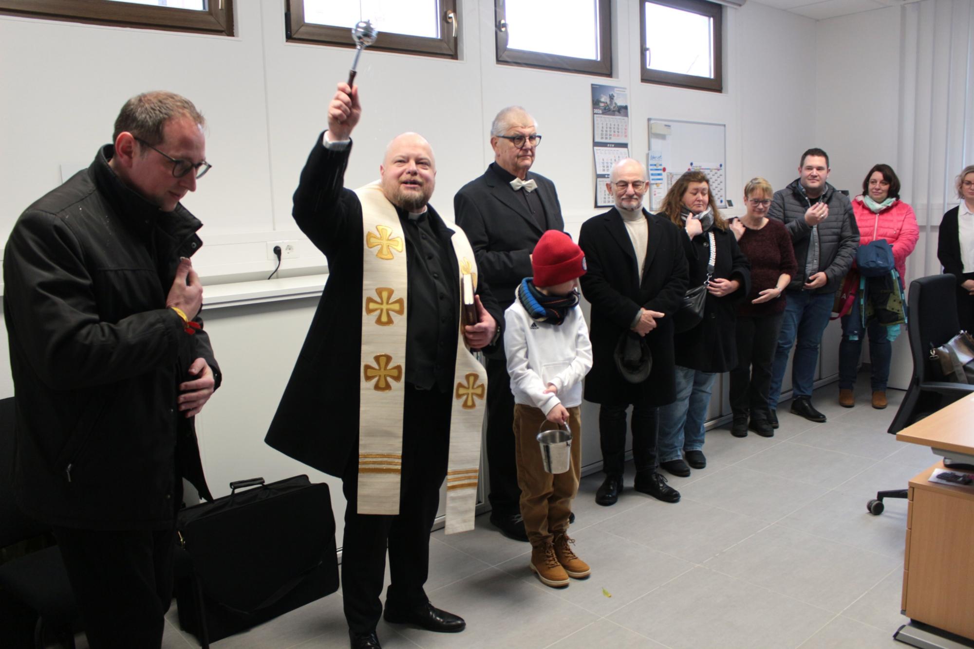 Groß-Zimmern, 18. Januar 2026: Segnung des neuen zentralen Pfarrbüros der neuen Pfarrei durch Generalvikar Dr. Sebastian Lang. (c) Bistum Mainz / Blum