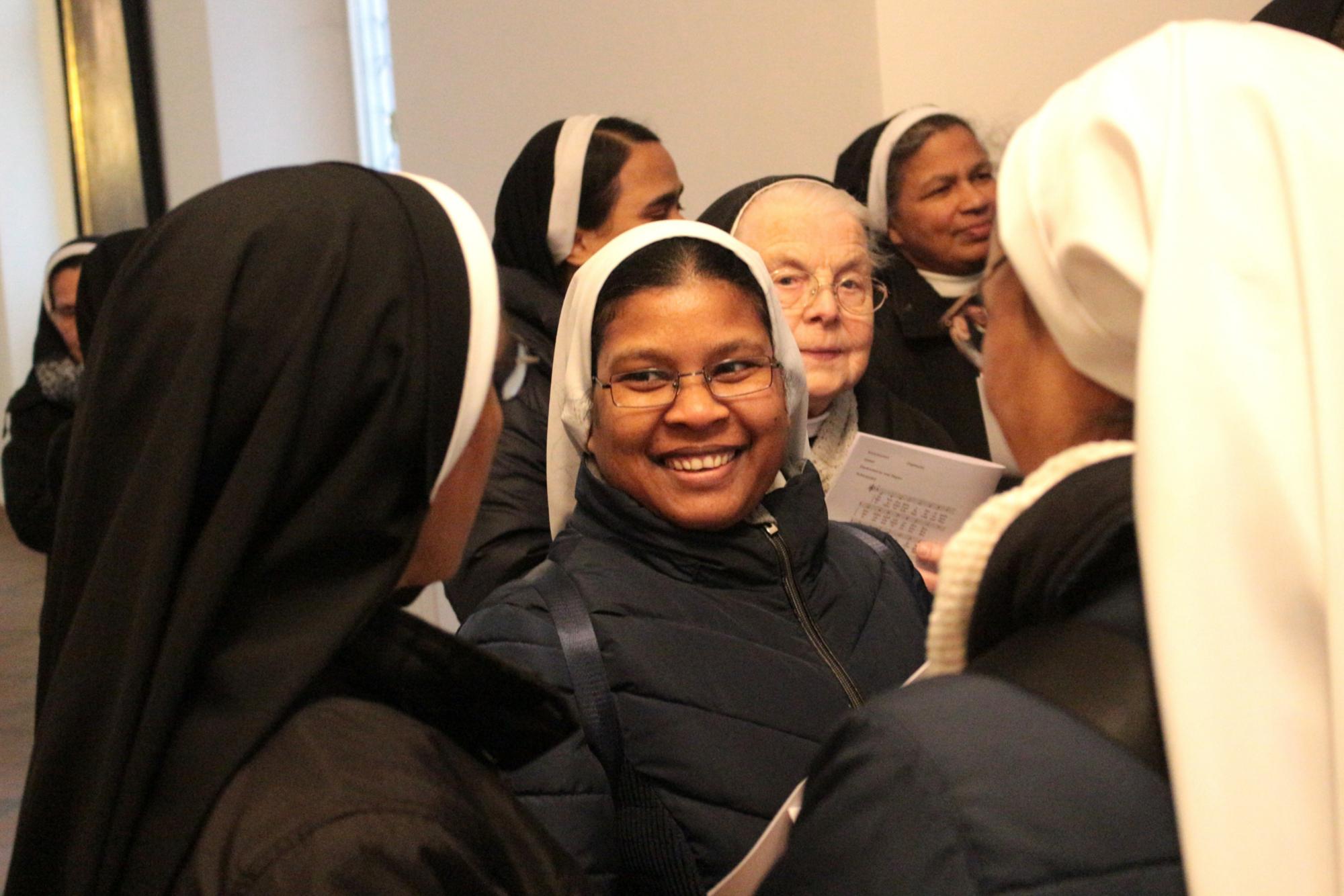Mainz, 2. Februar 2026: Ordensschwestern im Gespräch vor dem Abschlussgottesdienst des 