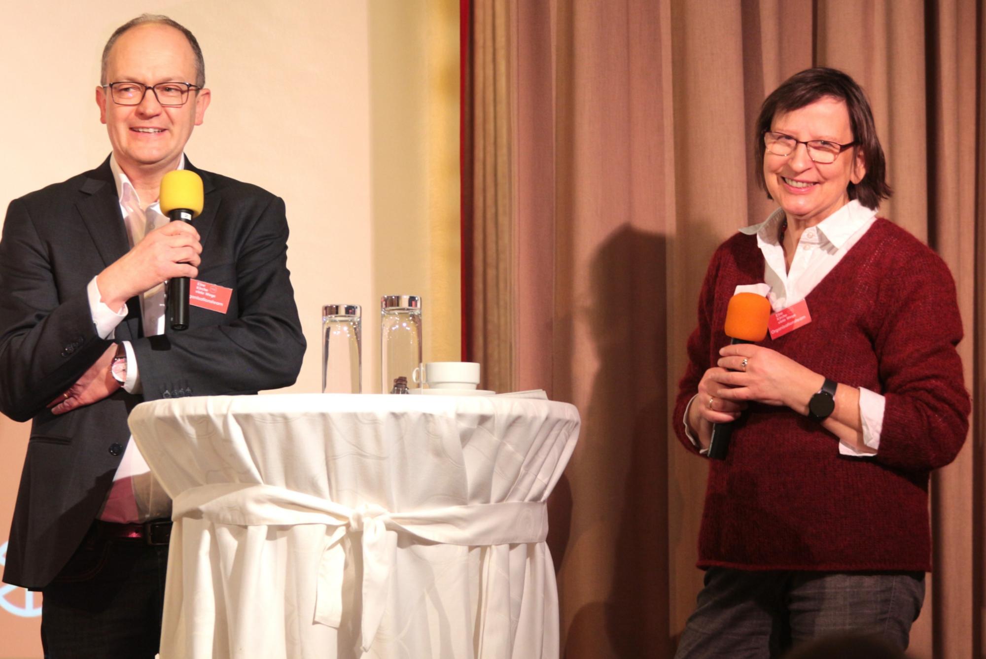 Mainz, 7. Februar 2026: Moderiert wurde die Tagung von Andreas Linsenmann und Renate Flath (rechts). (c) Bistum Mainz / Blum