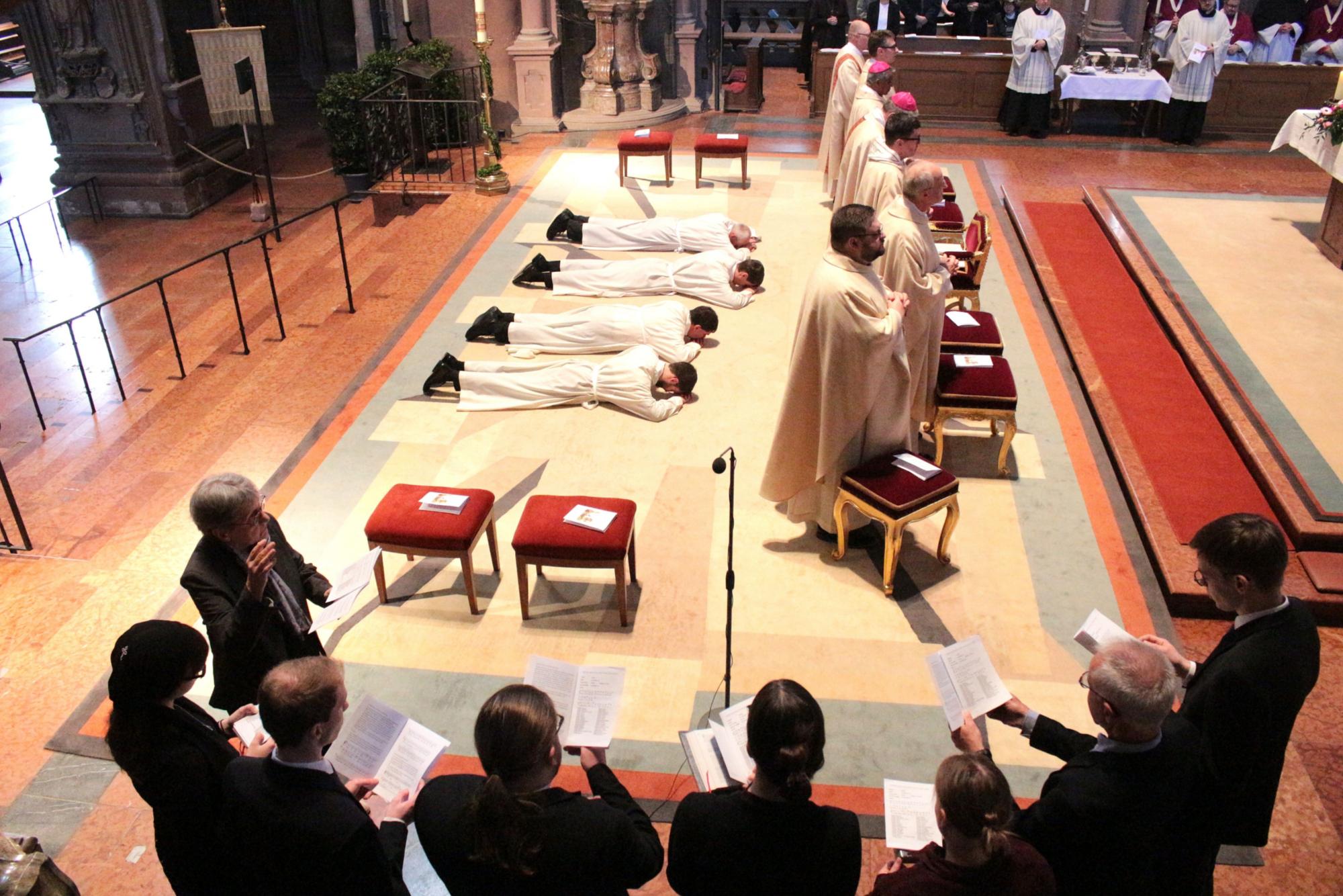 Mainz, 18. April 2026: Während der Litanei legen sich die Kandidaten ausgestreckt auf den Boden. (c) Bistum Mainz / Blum