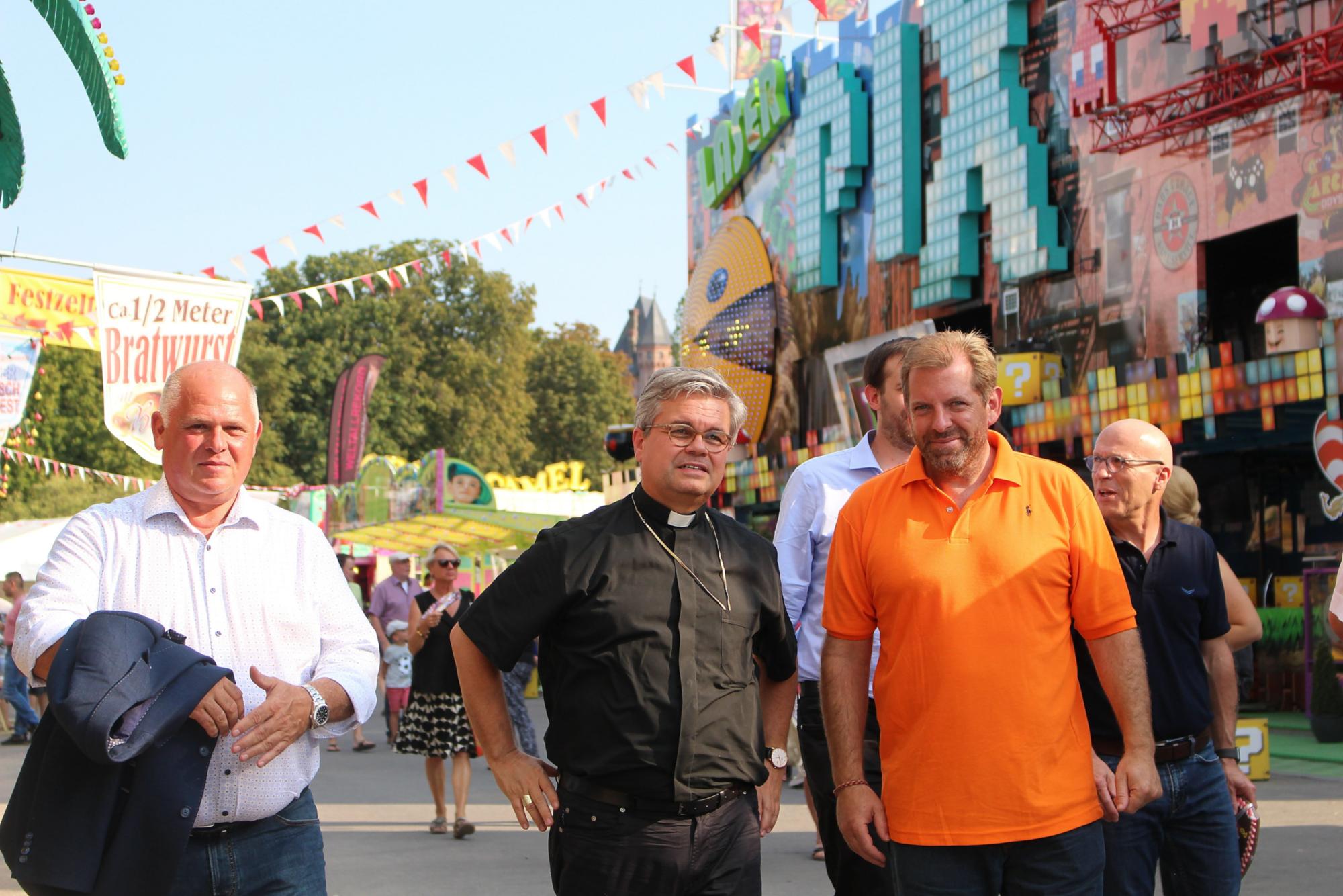 Worms, 26. August 2019: Rundgang über das Backfischfest (v.l.n.r.): René Bauer, Weihbischof Udo Markus Bentz und Markus Rick. (c) Bistum Mainz / Blum