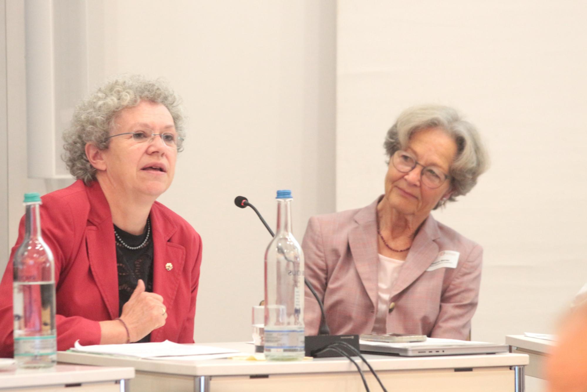 Mainz, 12. September 2026: Die EKHN-Präses Dr. Birgit Pfeiffer zu Gast bei der Diözesanversammlung; rechts die Geschäftsführende Vorsitzende des Gremiums, Dr. Susanne Barner.