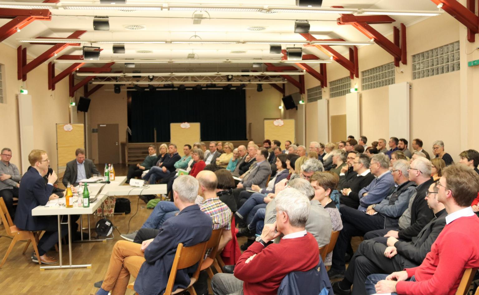 Lorsch, 19.3.2019: Rund 100 Teilnehmerinnen und Teilnehmer waren zur Außerordentlichen Dekanatsversammlung ins Paulus-Heim nach Lorsch gekommen. (c) Bistum Mainz / Matschak