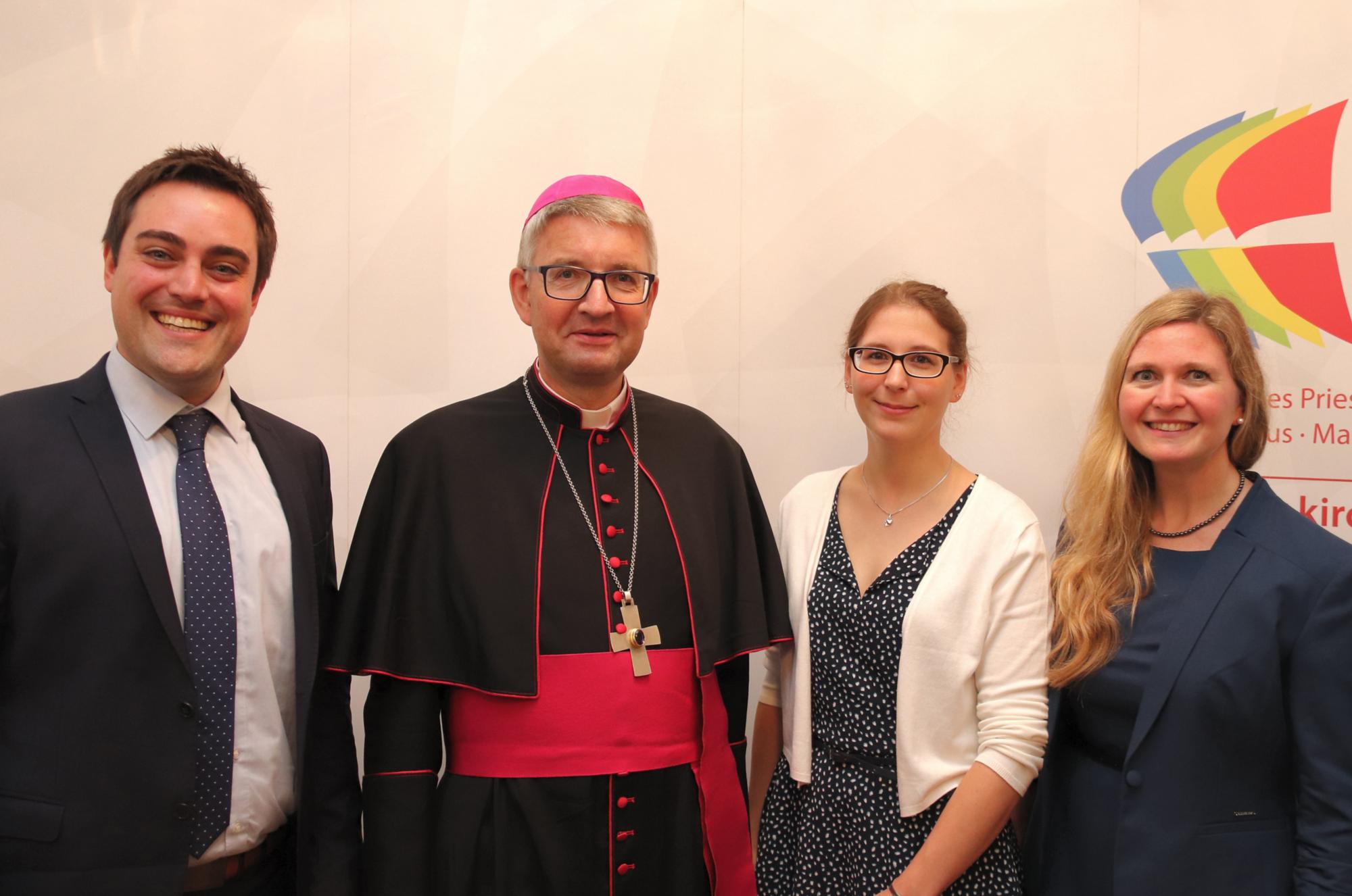 Mainz, 7.9.2019: Strahlende Gesichter: Andreas Baaden, Bischof Peter Kohlgraf, Anna-Katharina Poppe und Dr. Stefanie Priester. (c) Bistum Mainz / Matschak