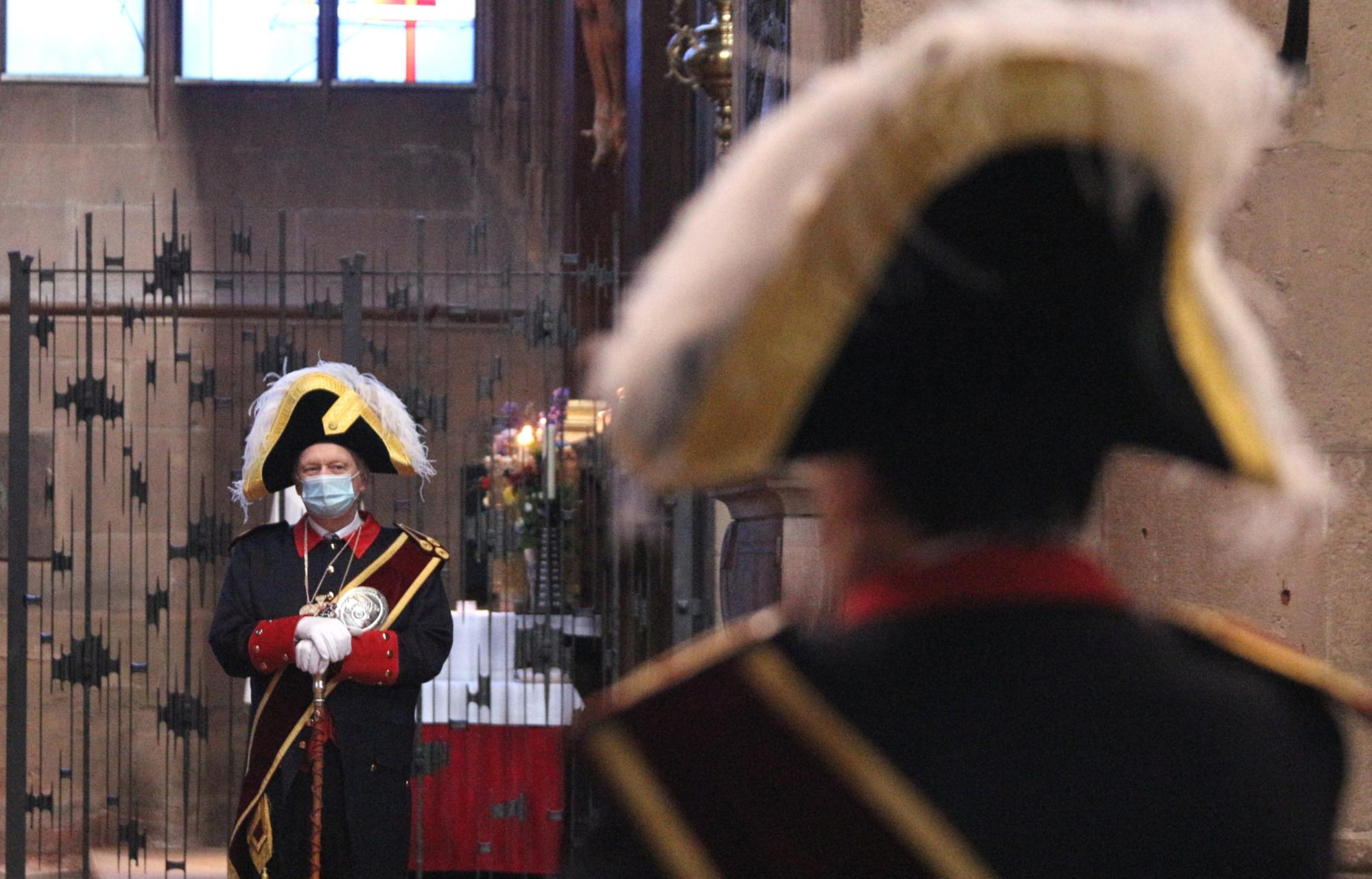 Mainz, 14. Februar 2021: Auch die Domschweizer im Mainzer Dom sind mit Maske unterwegs.