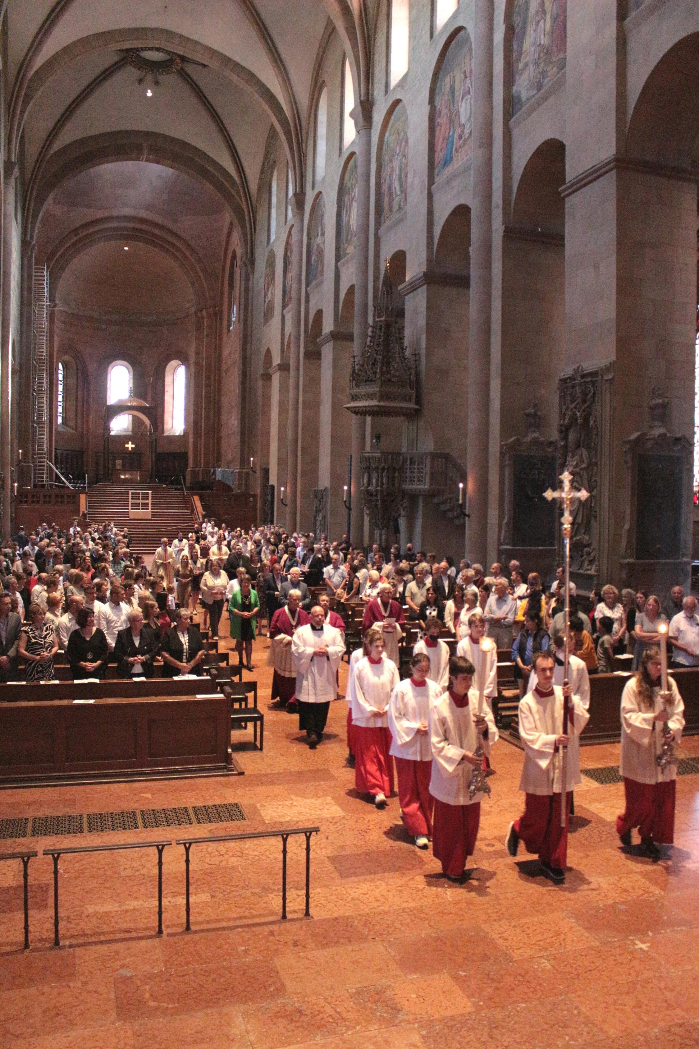 Mainz, 2. Juli 2022: Der Einzug zum Sendungsgottesdienst im Mainzer Dom.