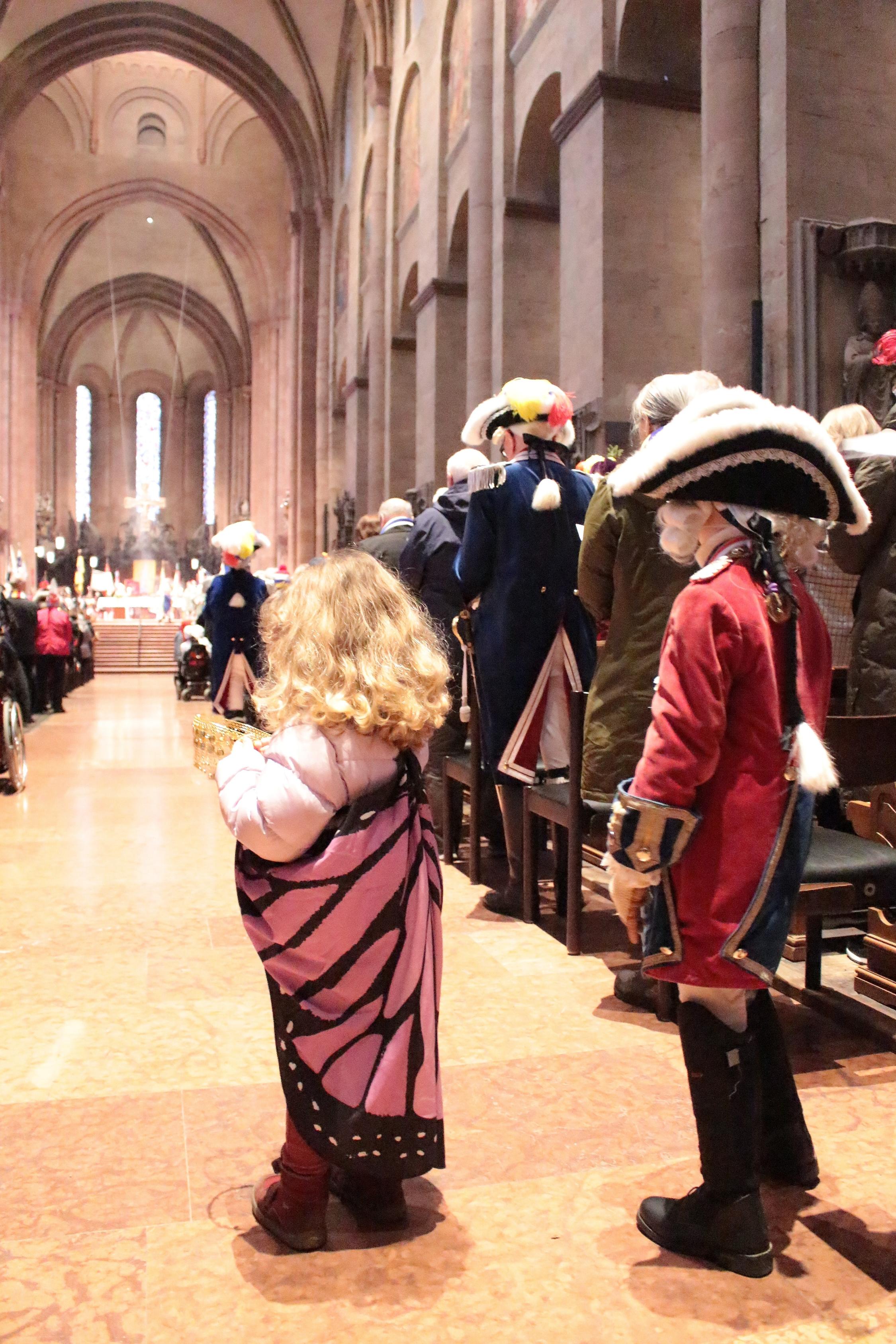 Mainz, 11. Februar 2024: Junge Besucher beim Gardegottesdienst im Mainzer Dom.