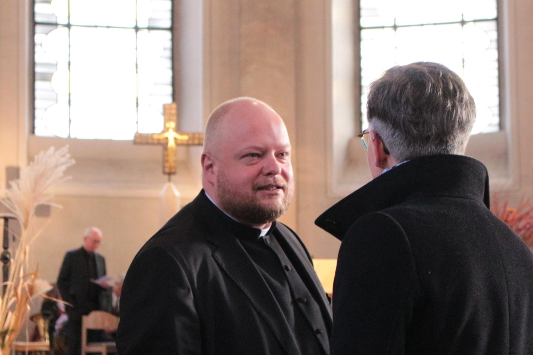 Bensheim, 12. Januar 2025: Generalvikar Dr. Sebastian Lang im Gespräch mit der Referentin für Kirchenentwicklung, Janina Adler, vor dem Gründungsgottesdienst der Pfarrei Heilig Geist an der Bergstraße in St. Georg. (c) Bistum Mainz / Blum