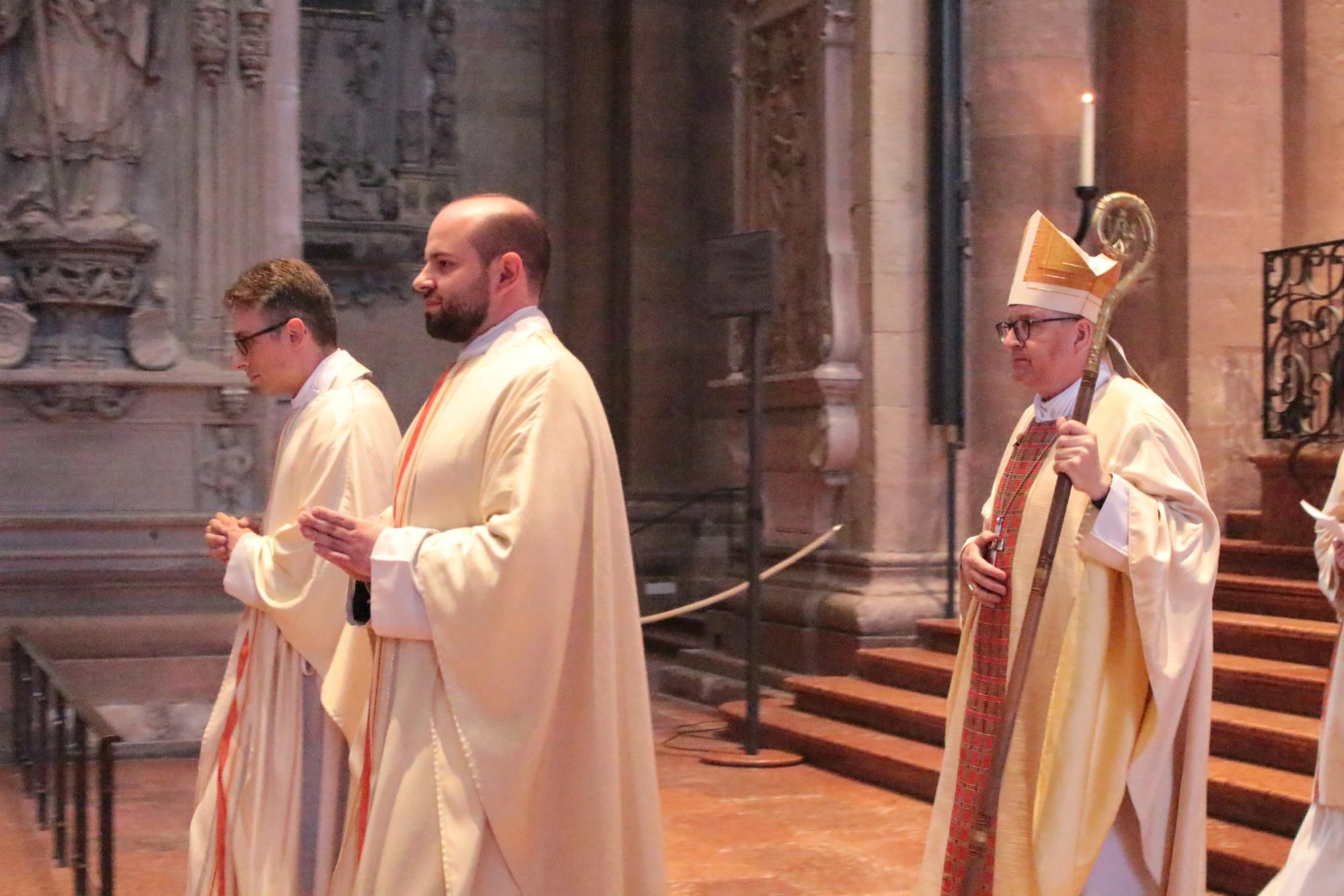 Mainz, 28. Juni 2025: Auszug am Ende des Weihegottesdienstes (v.l.n.r.): Regens Michael Leja, Neupriester Thomas Kettel und Bischof Peter Kohlgraf. (c) Bistum Mainz / Blum