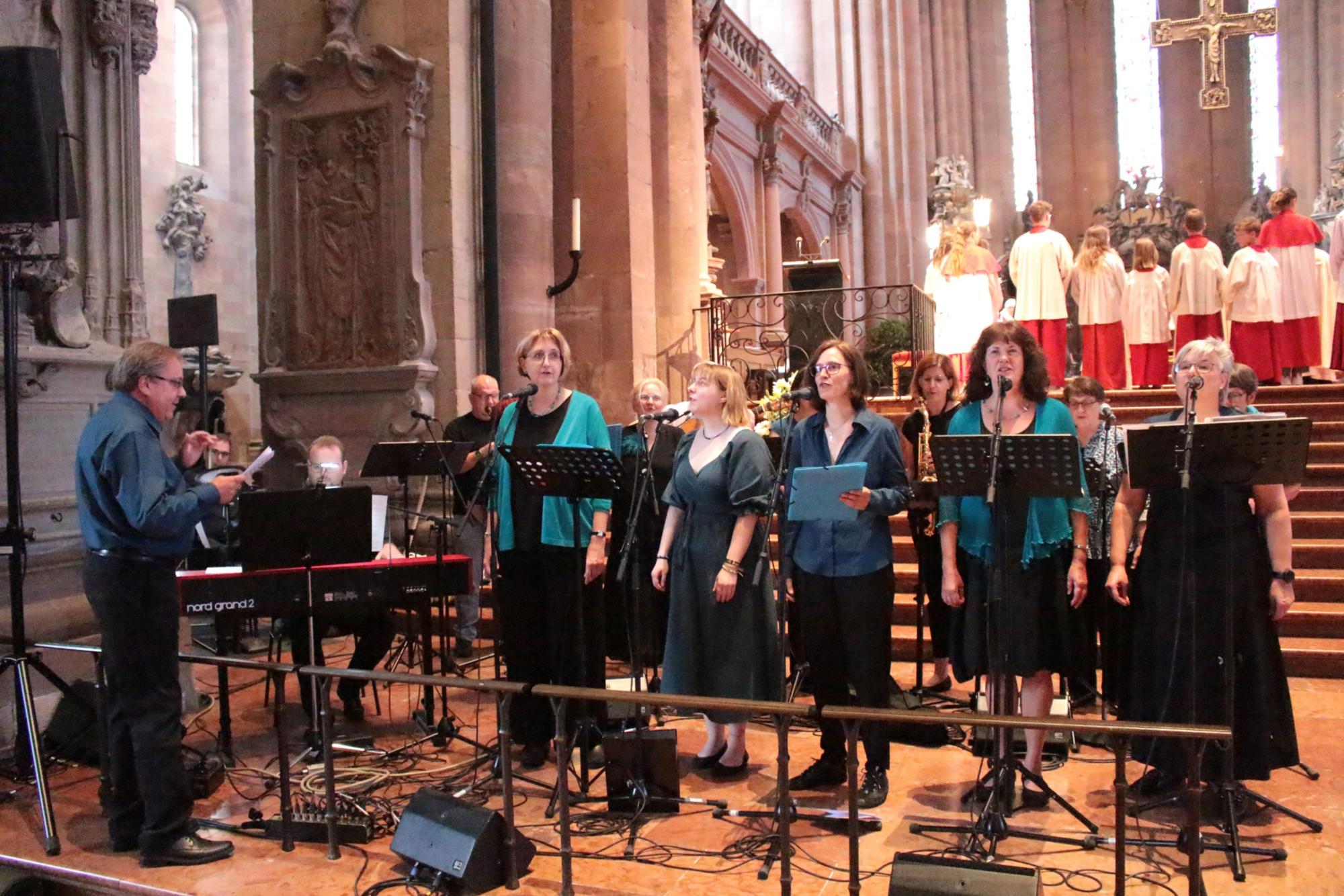 Mainz, 21. Juni 2025: Die musikalische Gestaltung übernahm neben dem Domorganisten die Musik- und Gesangsgruppe Rückenwind der Gemeindereferentinnen und –referenten im Bistum Mainz. (c) Bistum Mainz / Blum