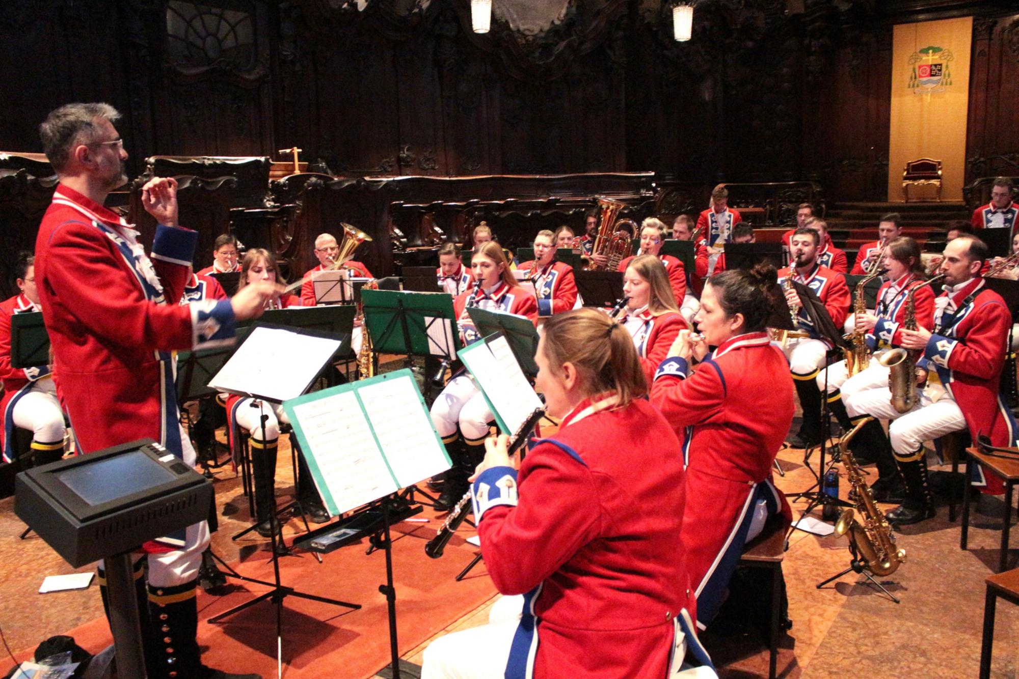 Mainz, 15. Februar 2026: Das Wonnegauer Blasorchester Osthofen unter Leitung von Samir Müller spielte beim Gardegottesdienst. (c) Bistum Mainz / Blum