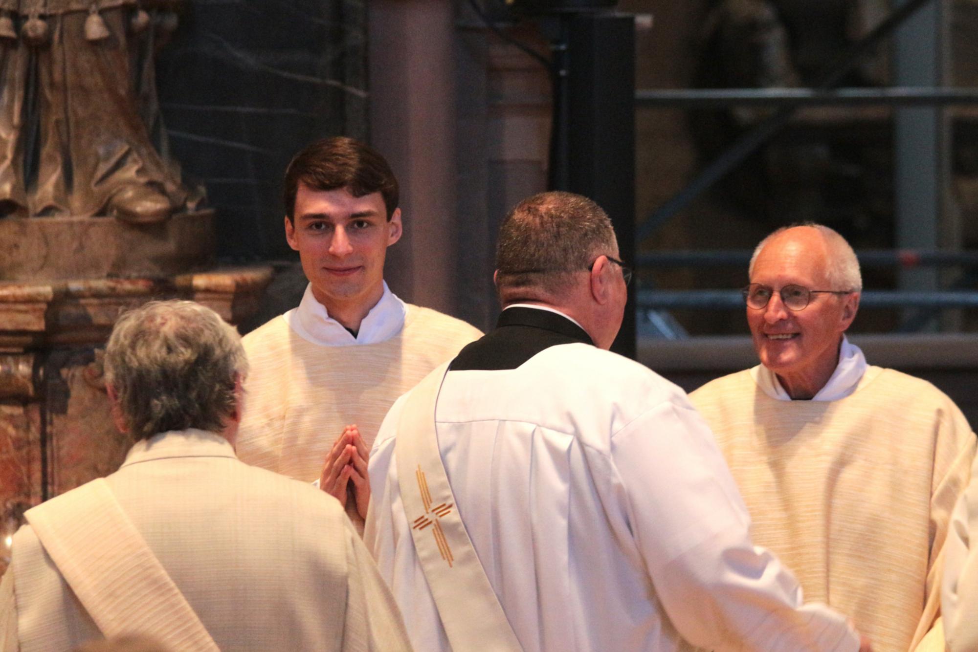 Mainz, 18. April 2026: Der Bischof und alle anwesenden Diakone umarmten die neugeweihten Diakone, hier Alexander Deick (links) und Karl Josef Gruber. (c) Bistum Mainz / Blum