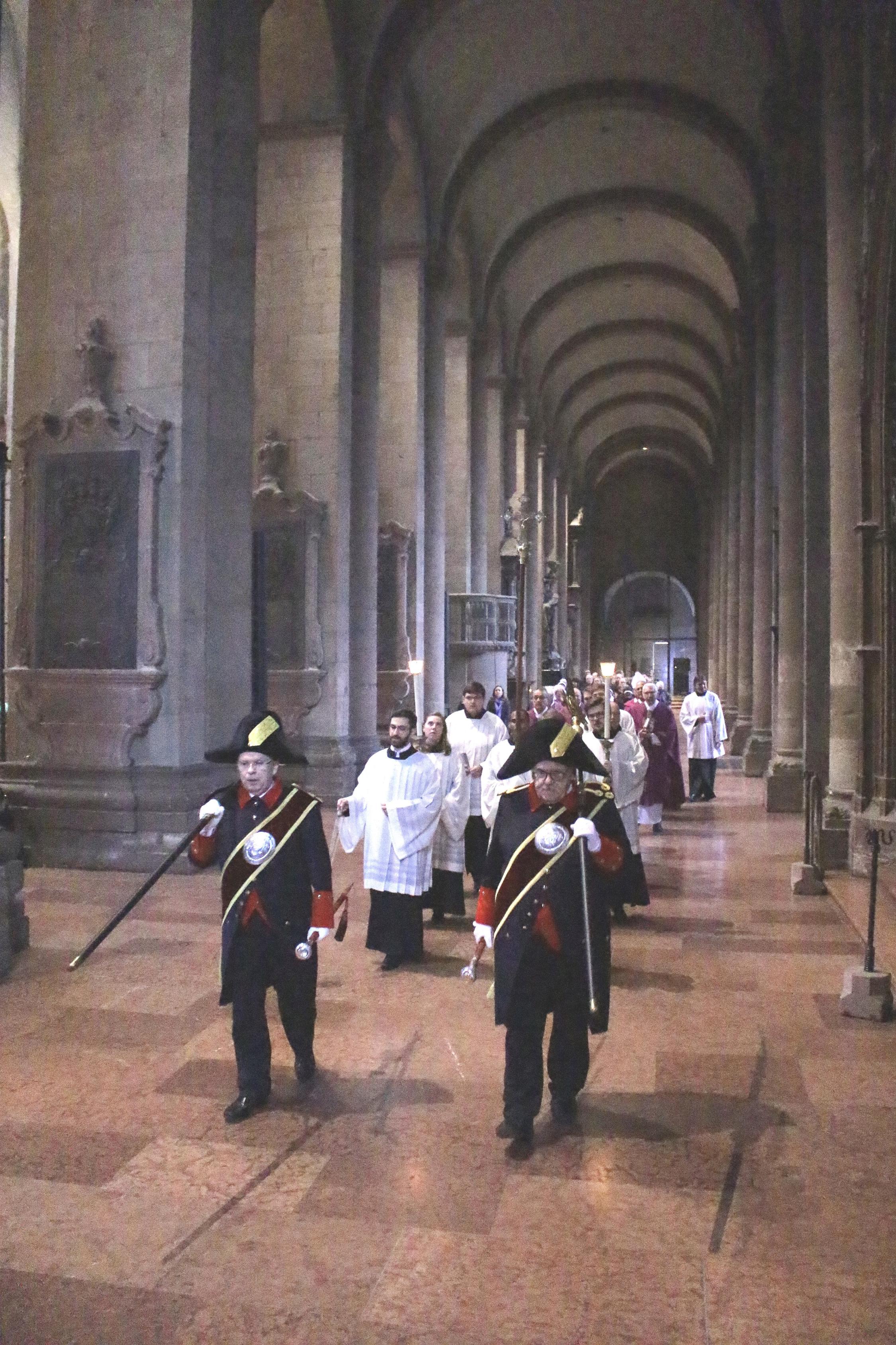 Mainz, 2. November 2024: Prozession zur Gräbersegnung im Mainzer Dom an Allerseelen.
