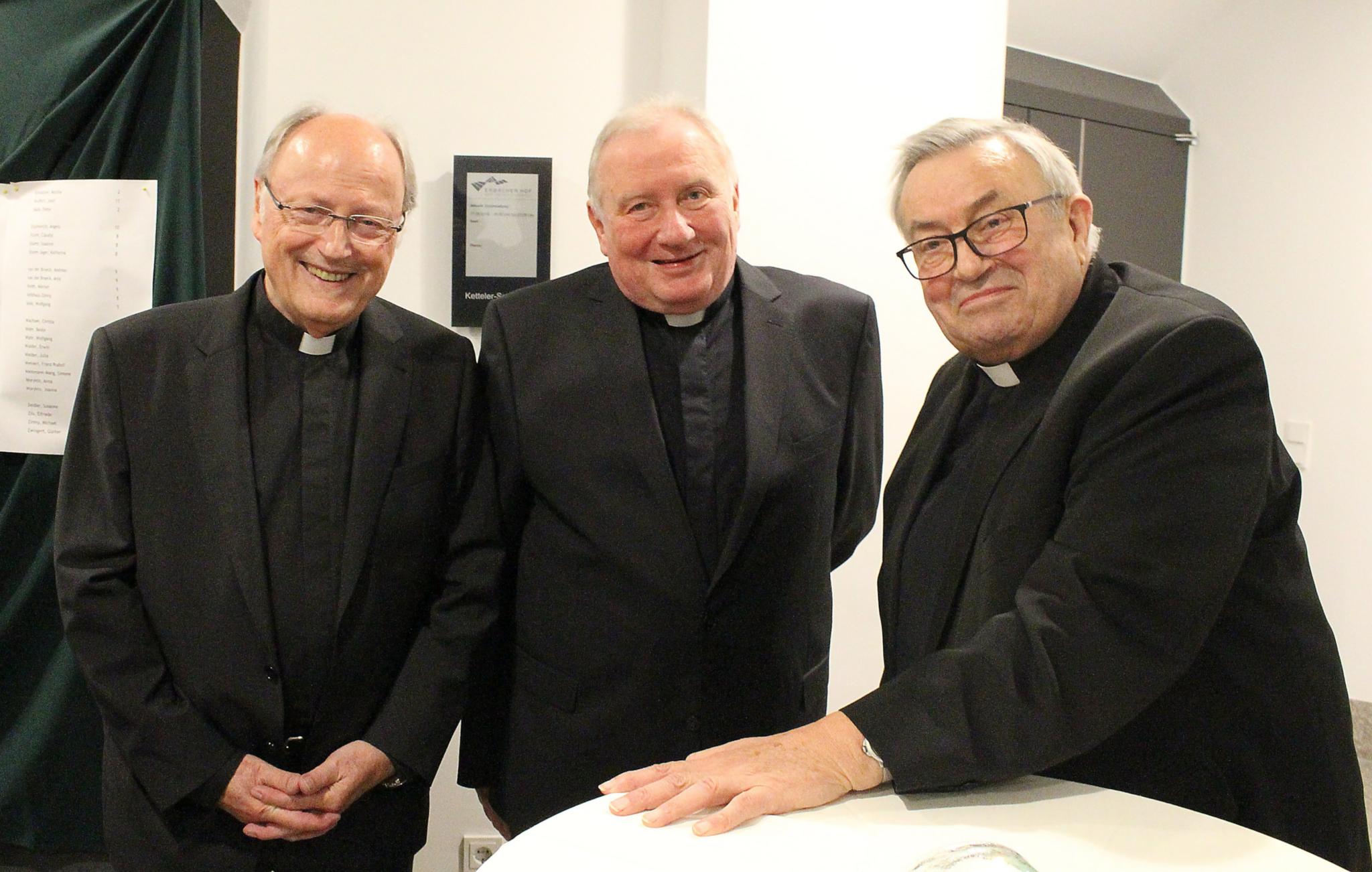 Mainz, 17. September 2016: Bei einem festlichen Abendessen im Erbacher Hof würdigten Domdekan Heinz Heckwolf (links) und Kardinal Karl Lehmann (rechts) den Mainzer Diözesamadministrator Dietmar Giebelmann (mitte).