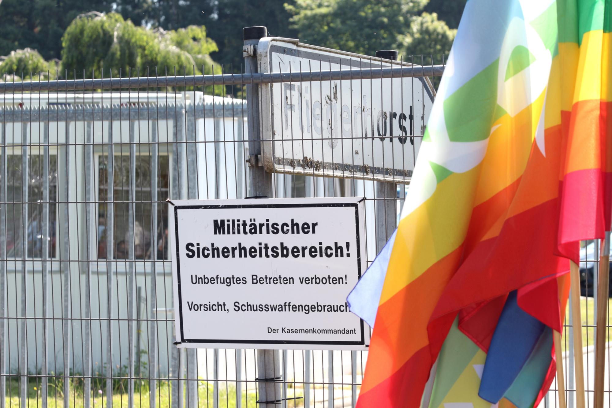Büchel, 3. Juli 2021: Bei der Frage nach Atomwaffen dürfe sich die Kirche nicht aus der Politik heruiashalten, betonte Bischof Peter Kohlgraf. (c) Bistum Mainz / Blum
