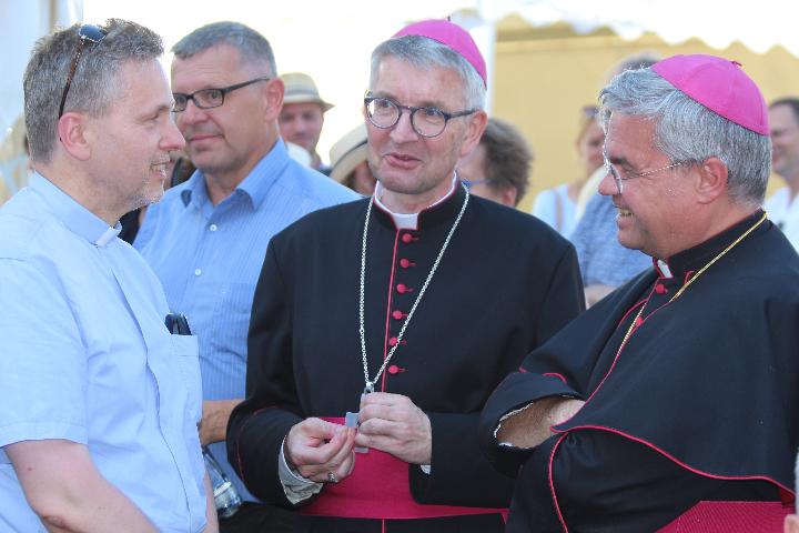 Mainz, 12. Juni 2022: Bischof Peter Kohlgraf im Gespräch mit Pfarrer Markus Lerchl (links) und Weihbischof Udo Markus Bentz (rechts).