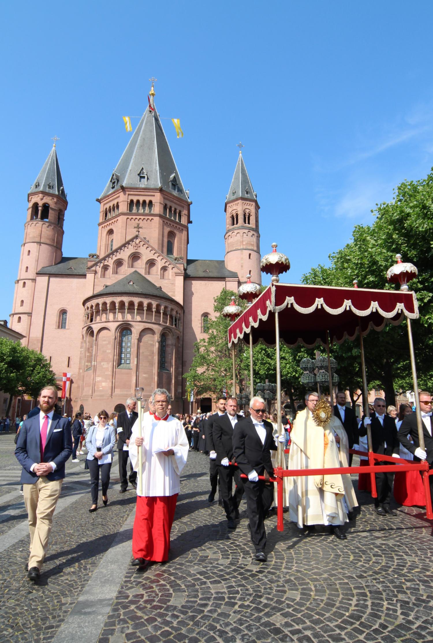 Mainz, 8. Juni 2023: Beginn der Prozession an Fronleichnam auf dem Liebfrauenplatz des Mainzer Domes. (c) Bistum Mainz / Blum