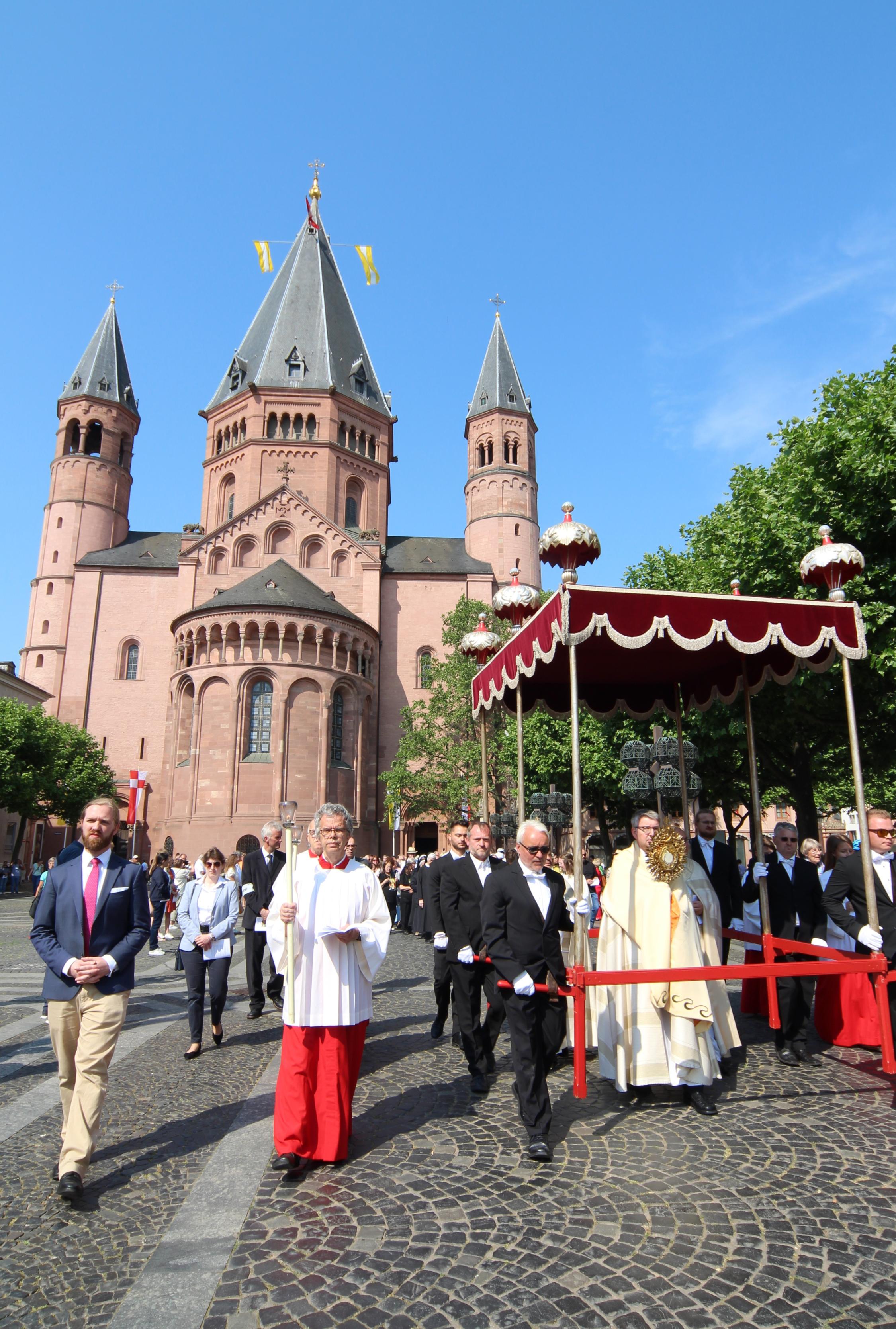Mainz, 8. Juni 2023: Beginn der Prozession an Fronleichnam auf dem Liebfrauenplatz des Mainzer Domes.