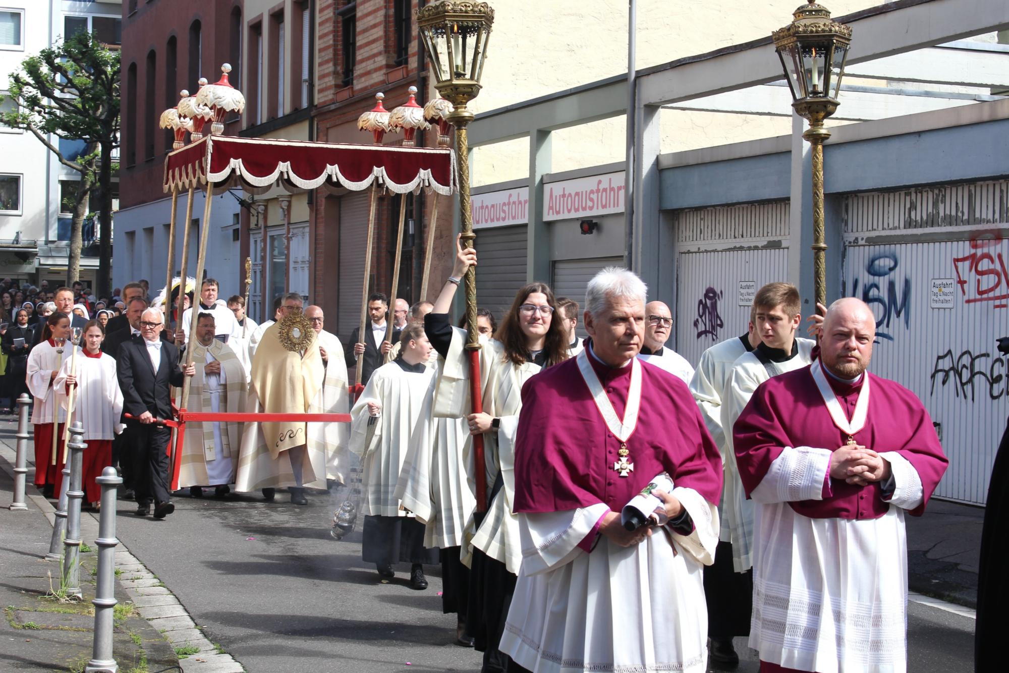 MAinz, 30. Mai 2024: Die Prozession führte statt über die Rheinallee durch Scharngasse und Gallusgasse. (c) Bistum Mainz / Blum