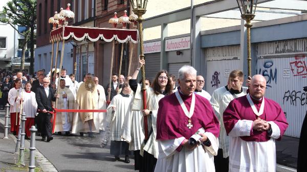 MAinz, 30. Mai 2024: Die Prozession führte statt über die Rheinallee durch Scharngasse und Gallusgasse.