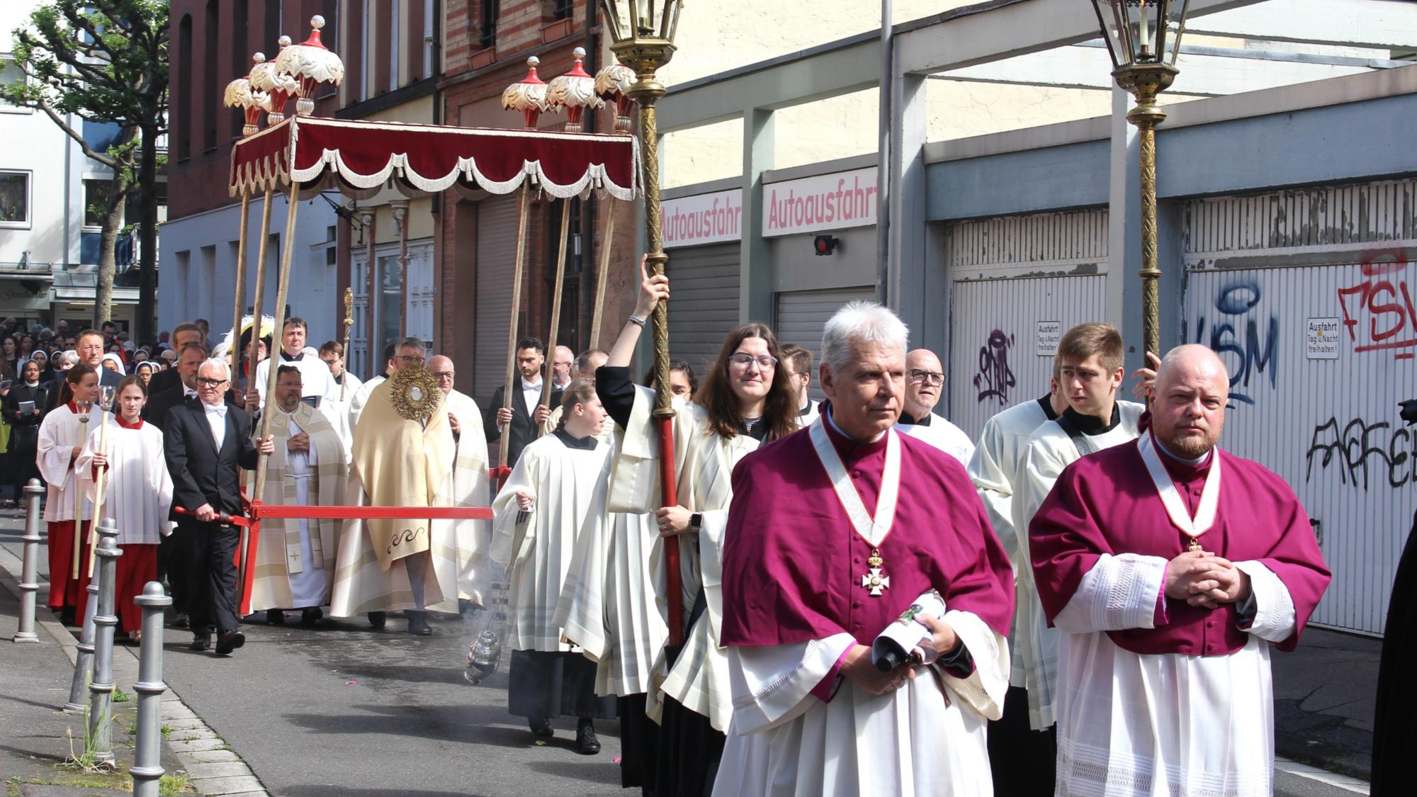 MAinz, 30. Mai 2024: Die Prozession führte statt über die Rheinallee durch Scharngasse und Gallusgasse.