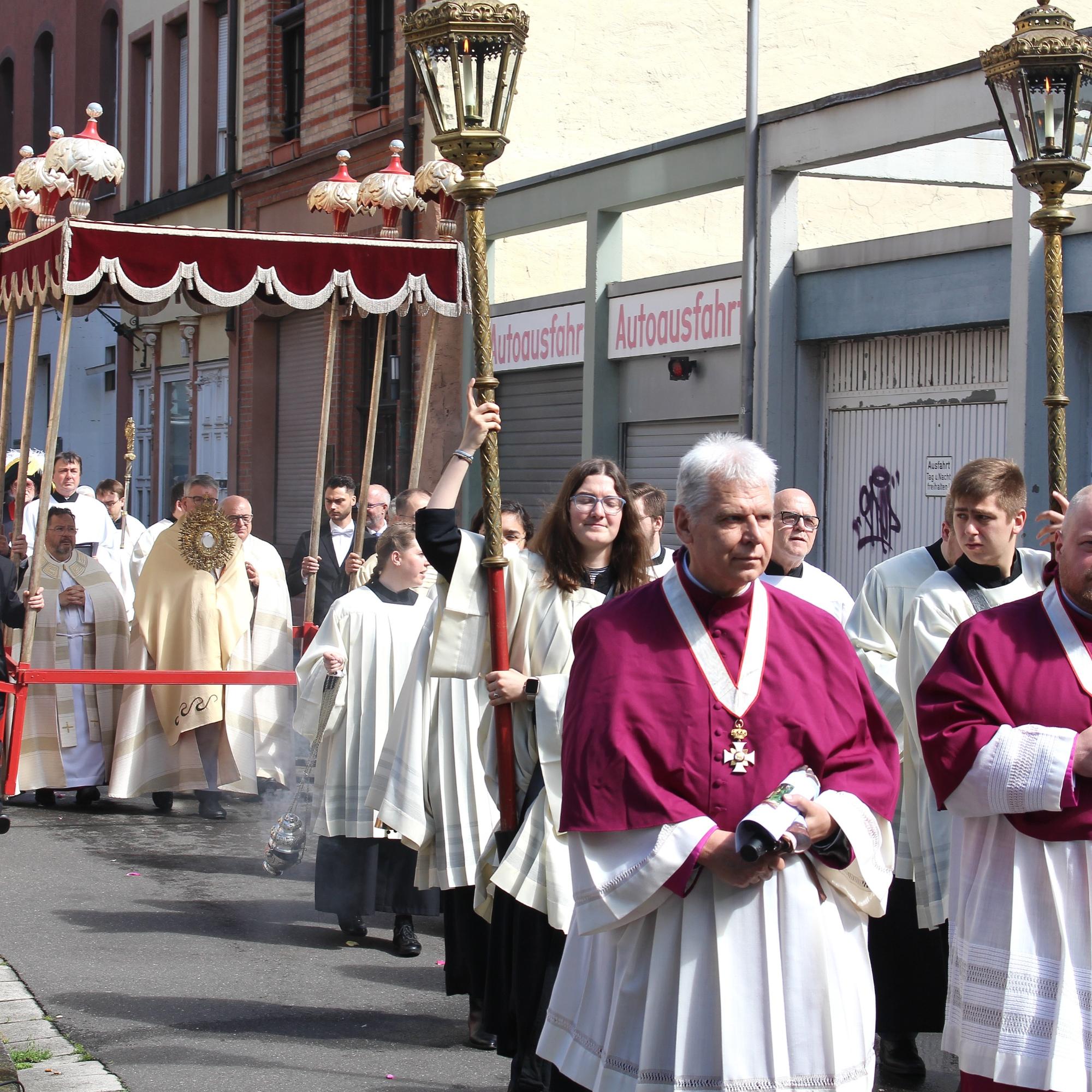 MAinz, 30. Mai 2024: Die Prozession führte statt über die Rheinallee durch Scharngasse und Gallusgasse.