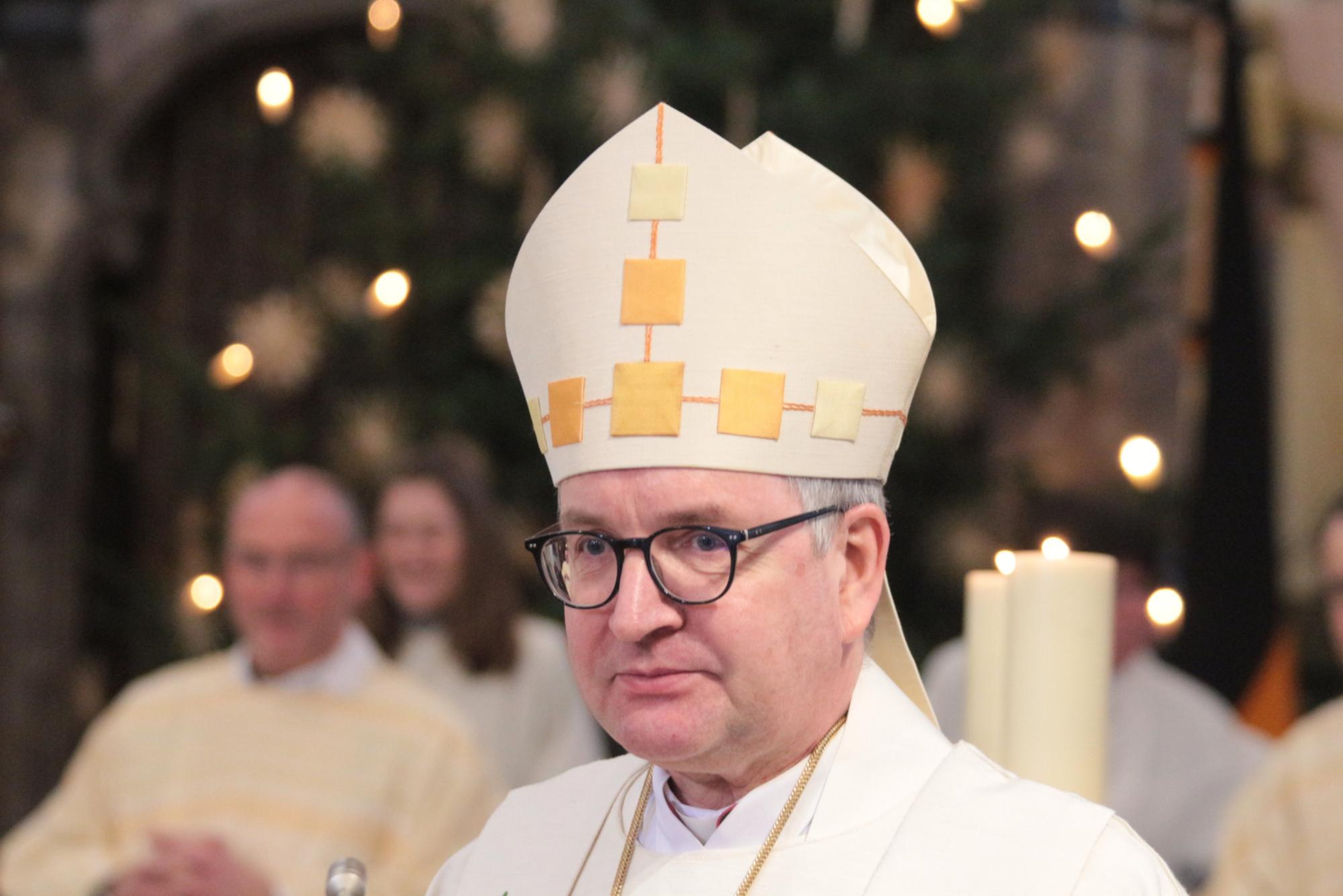 Bingen, 19. Januar 2025: Bischof Peter Kohlgraf beim Gründungsgottesdienst der Pfarrei Hl. Hildegard von Bingen, Rhein und Nahe in der Basilika. (c) Bistum Mainz / Blum