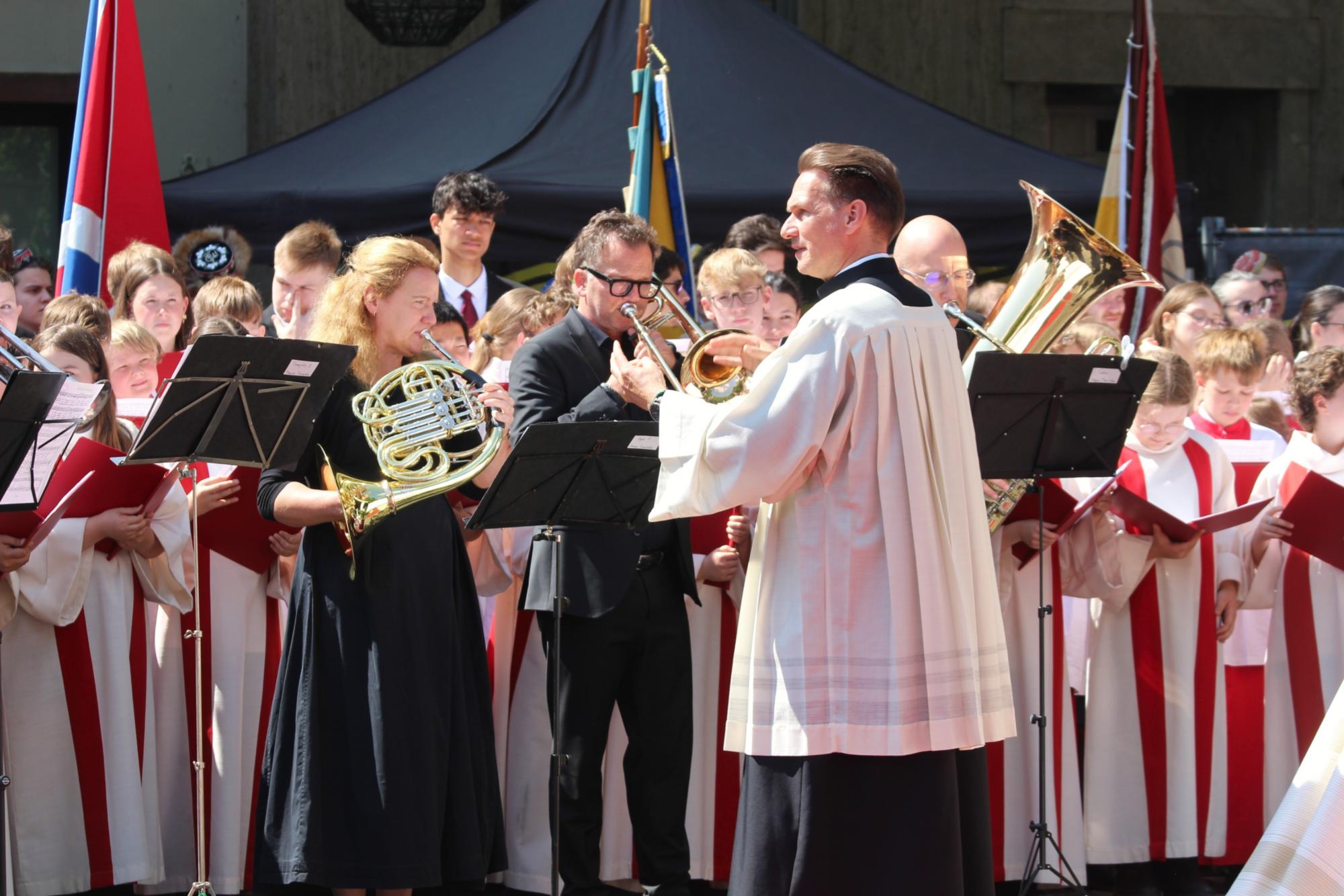 Mainz, 19. Juni 2025: Die musikalische Leitung der Chöre und Dombläser lag bei Domkapellmeister Professor Karsten Storck. (c) Bistum Mainz / Blum