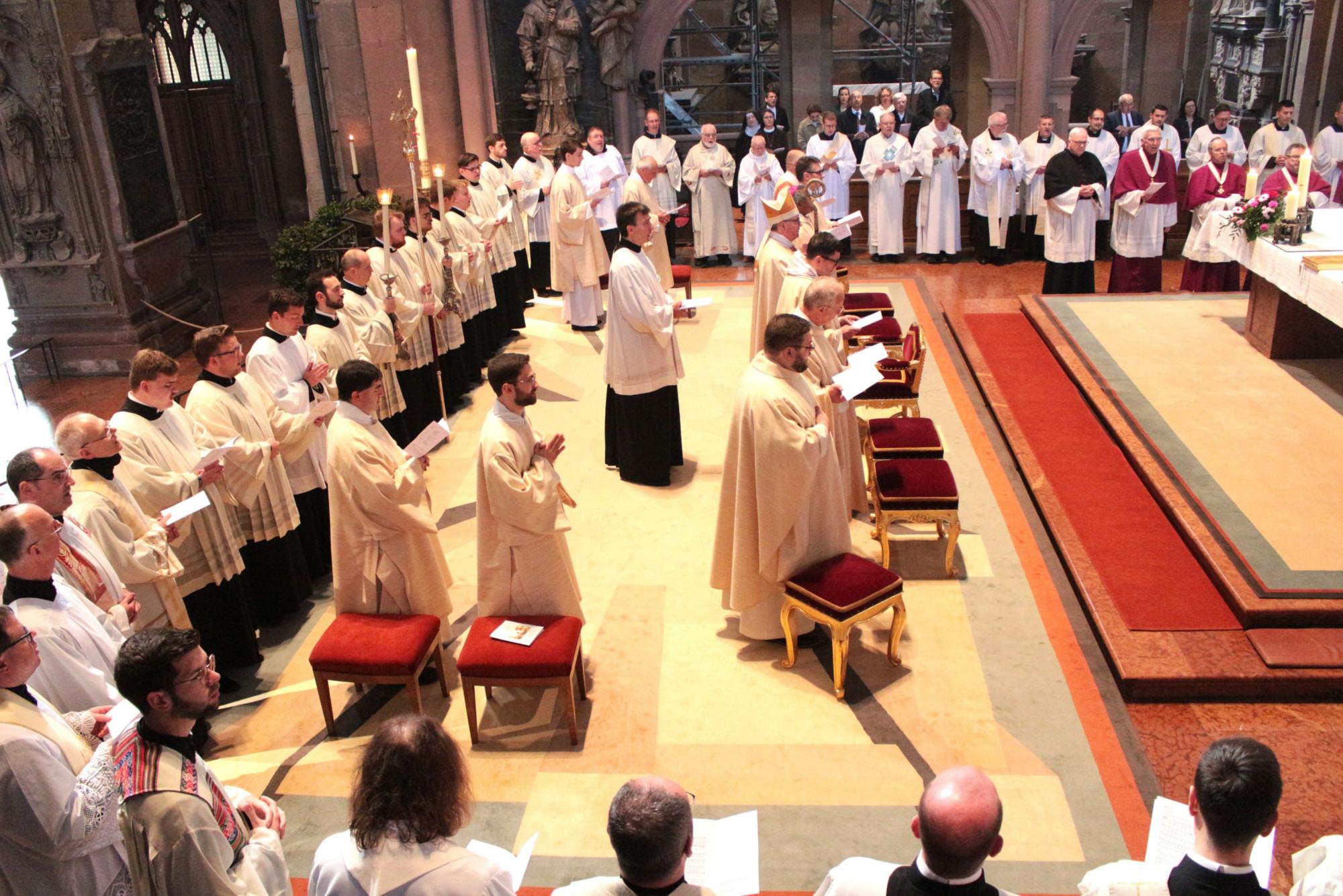 Mainz, 18. April 2026: Aufstellung zum Auszug beim Schlusslied des Weihegottesdienstes im Mainzer Dom. (c) Bistum Mainz / Blum