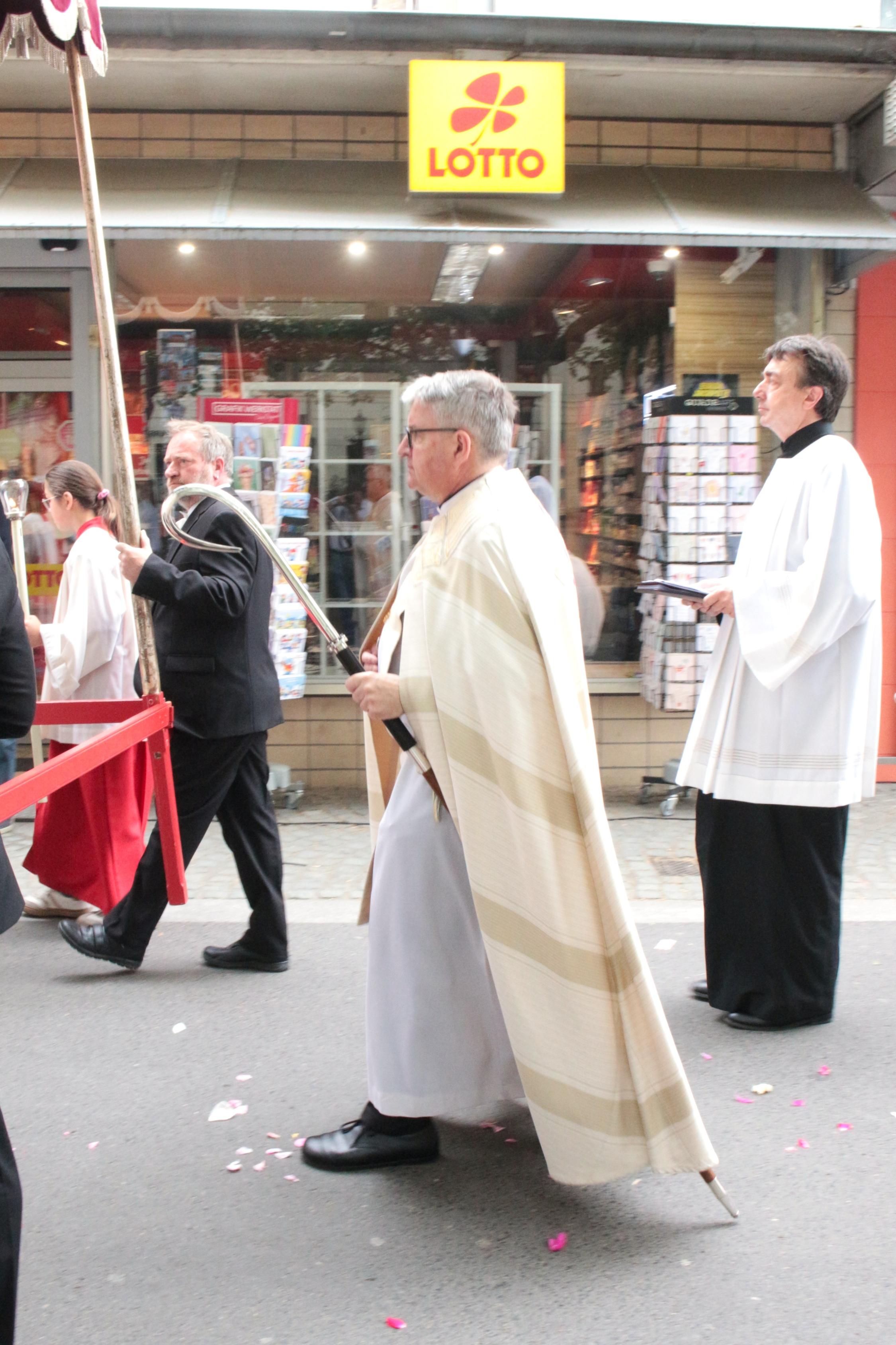Mainz, 4. Juni 2026: Bischof Peter Kohlgraf bei der Fronleichnamsprozession in der Augustinerstraße, gemeinsam mit dem Bischöflichen Zeremoniar Johannes Brantzen (rechts)