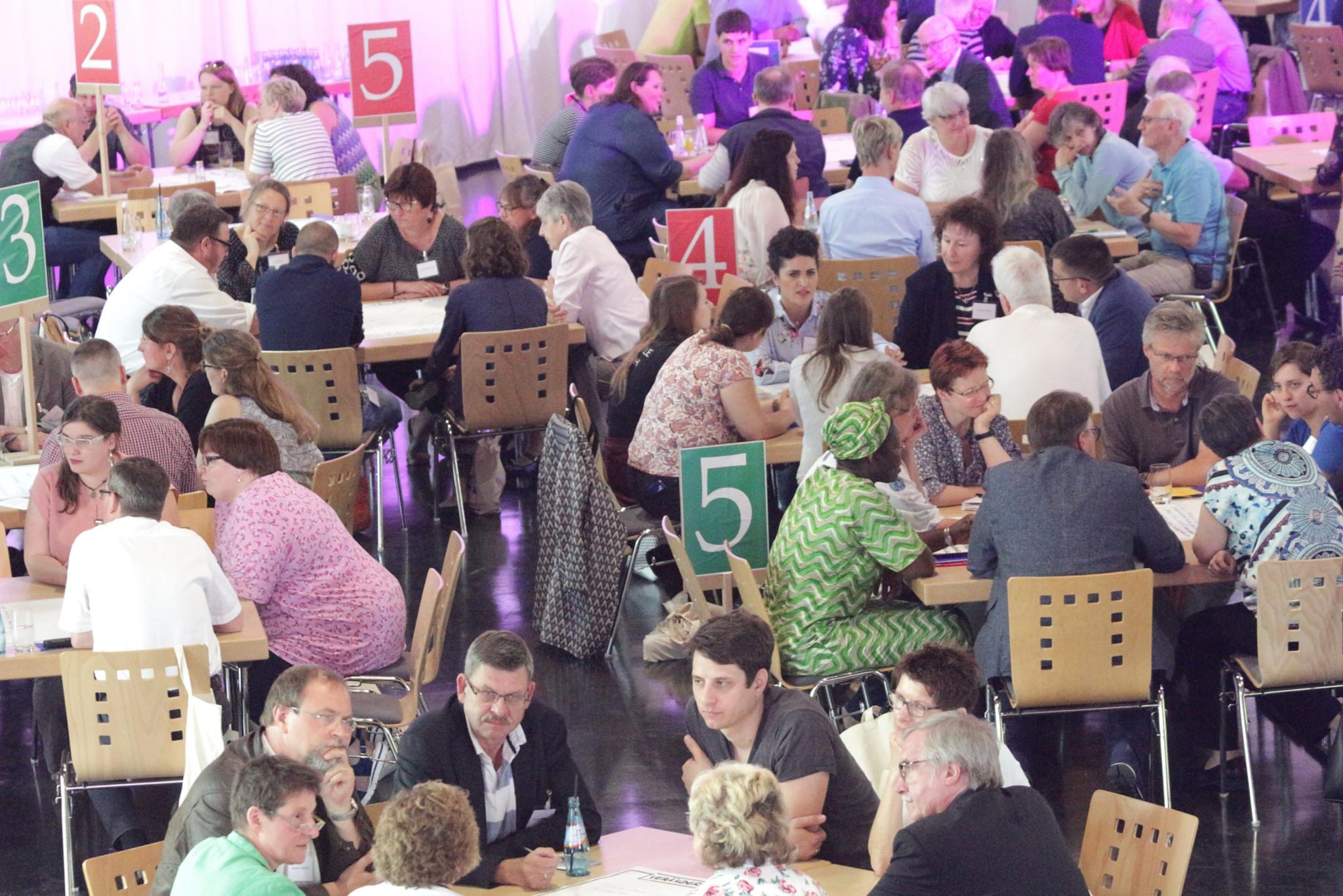Zum Auftakt des Pastoralen Weges waren 2019 über 300 Teilnehmer in die Mainzer Lokhalle gekommen.