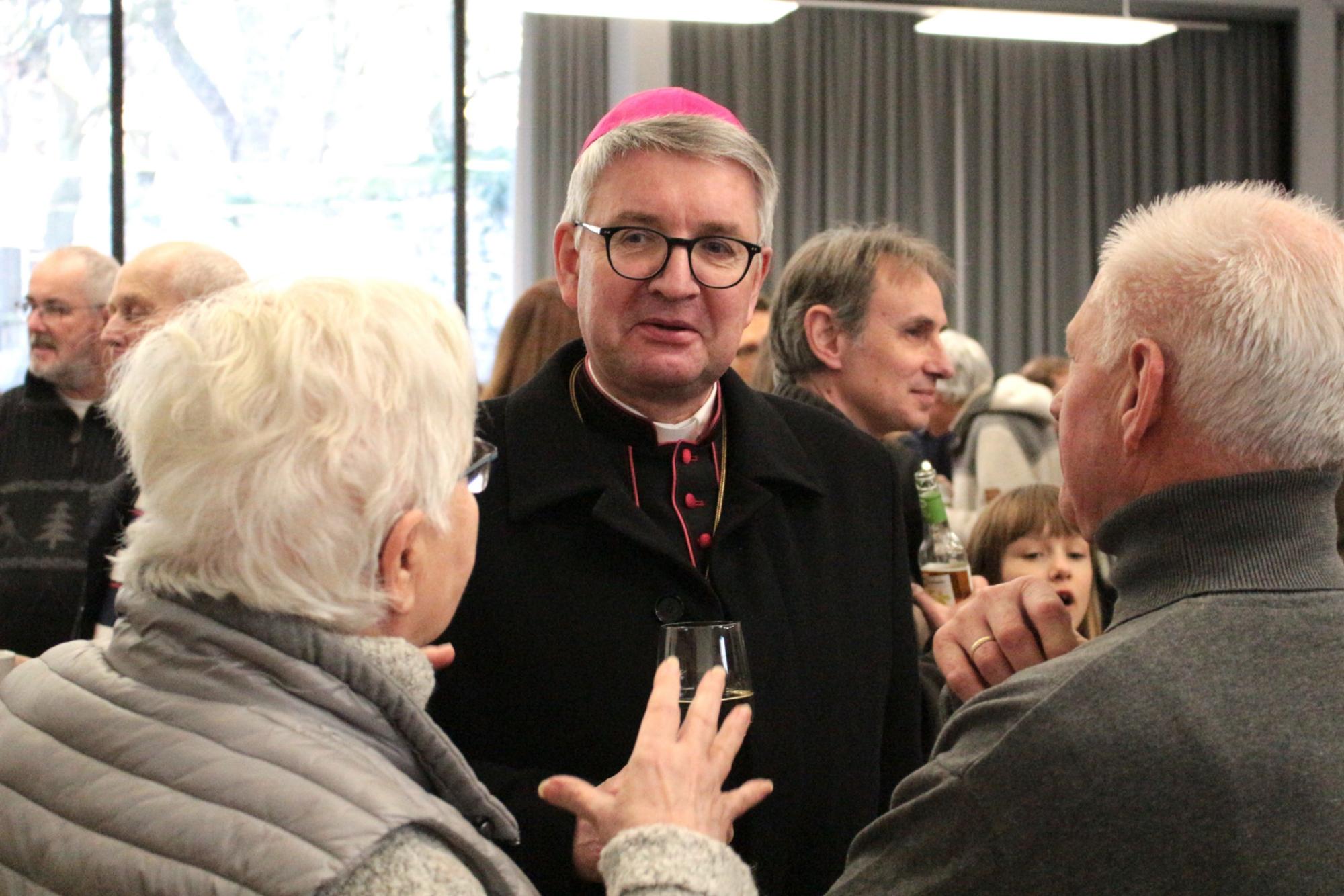 Bingen, 19. Januar 2025: Bischof Peter Kohlgraf im Gespräch beim Empfang im Kulturzentrum Bingen im Anschluss an den Gründungsgottesdienst. (c) Bistum Mainz / Blum